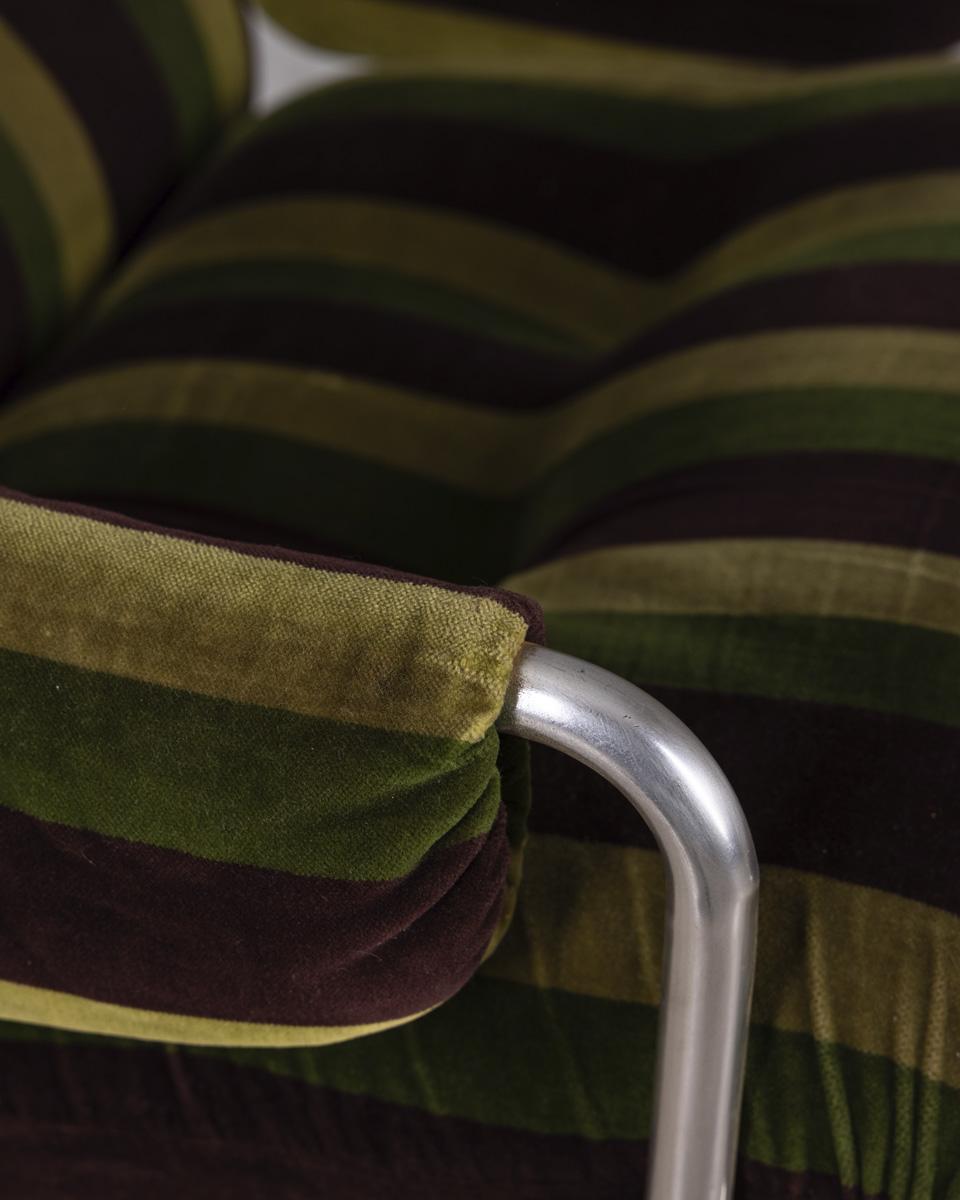 Poltrona vintage anni 70 in velluto design G. Faleschini per Mariani (Late 20th Century) im Angebot
