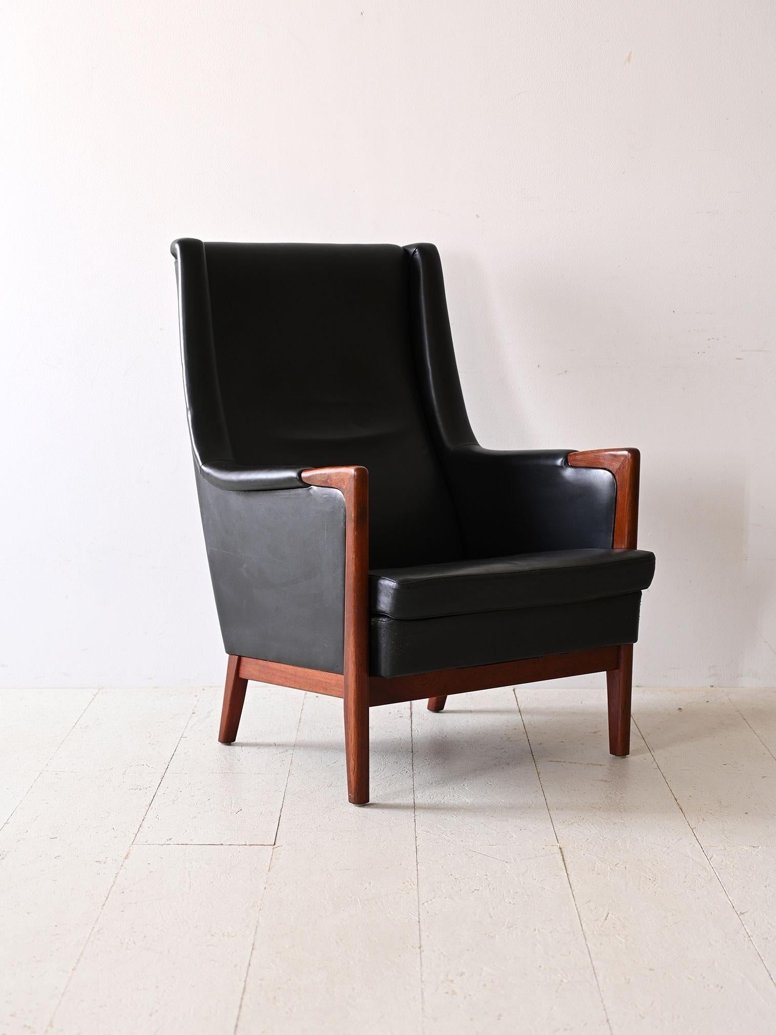 Vintage-Sessel aus schwarzem Kunstleder.
Dieser schwarze Ledersessel im Vintage-Stil verkörpert zeitlose Eleganz und Design aus der Mitte des Jahrhunderts.
Die konturierte Rückenlehne und die Armlehnen bieten angenehmen Komfort und gute ergonomische