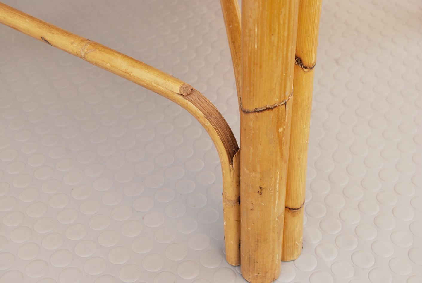 Fauteuil vintage de style Bonacina en bambou et faux cuir datant de 1960. 
Un bel objet construit à partir de cannes de bambou courbées et reliées par de l'osier. Le siège d'origine était en tissu de coton. Comme il était abîmé, pour lui donner une
