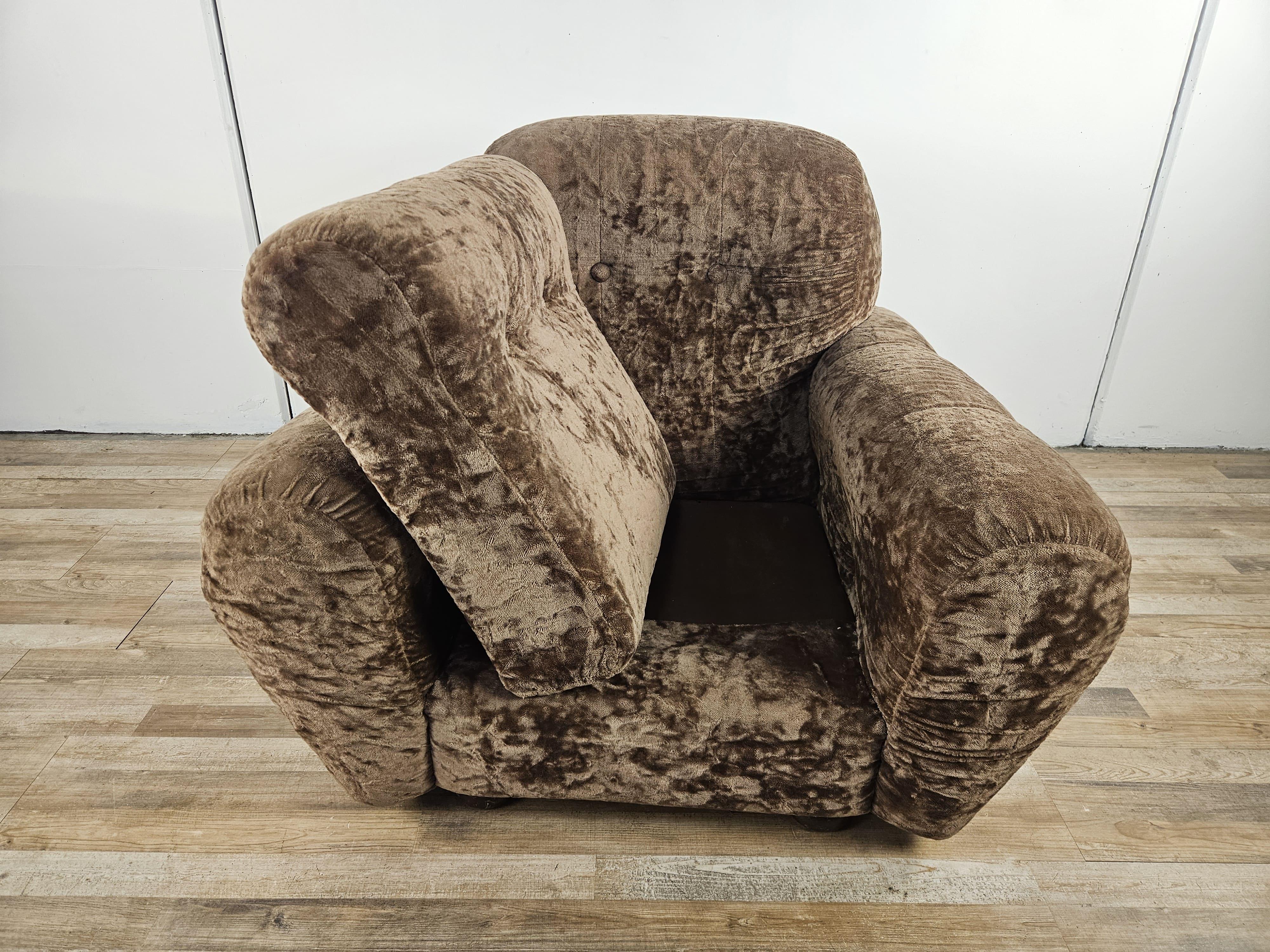 Fauteuil vintage italien en tissu marron rembourré des années 1960 en vente 3