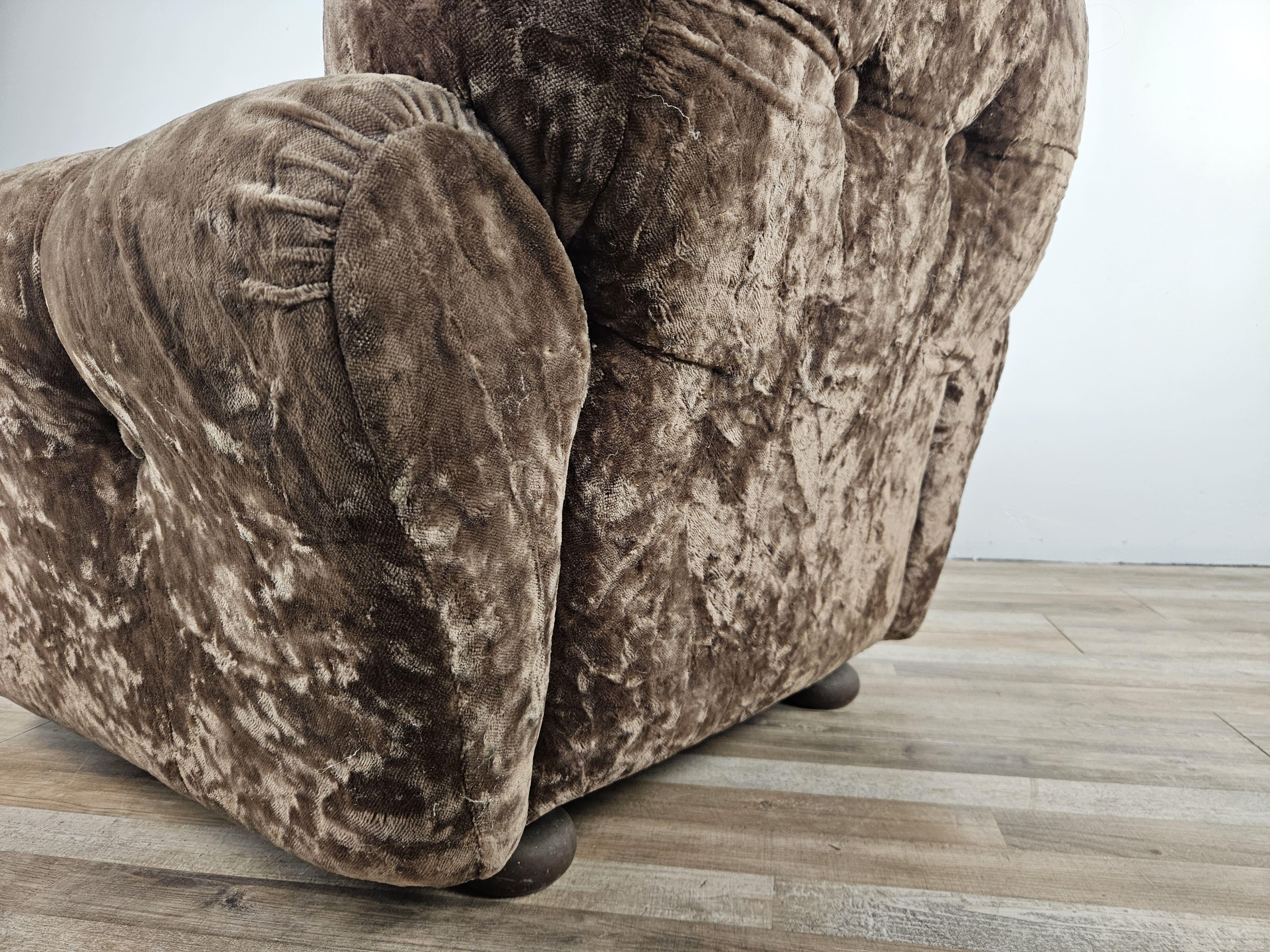 Fauteuil vintage italien en tissu marron rembourré des années 1960 en vente 4