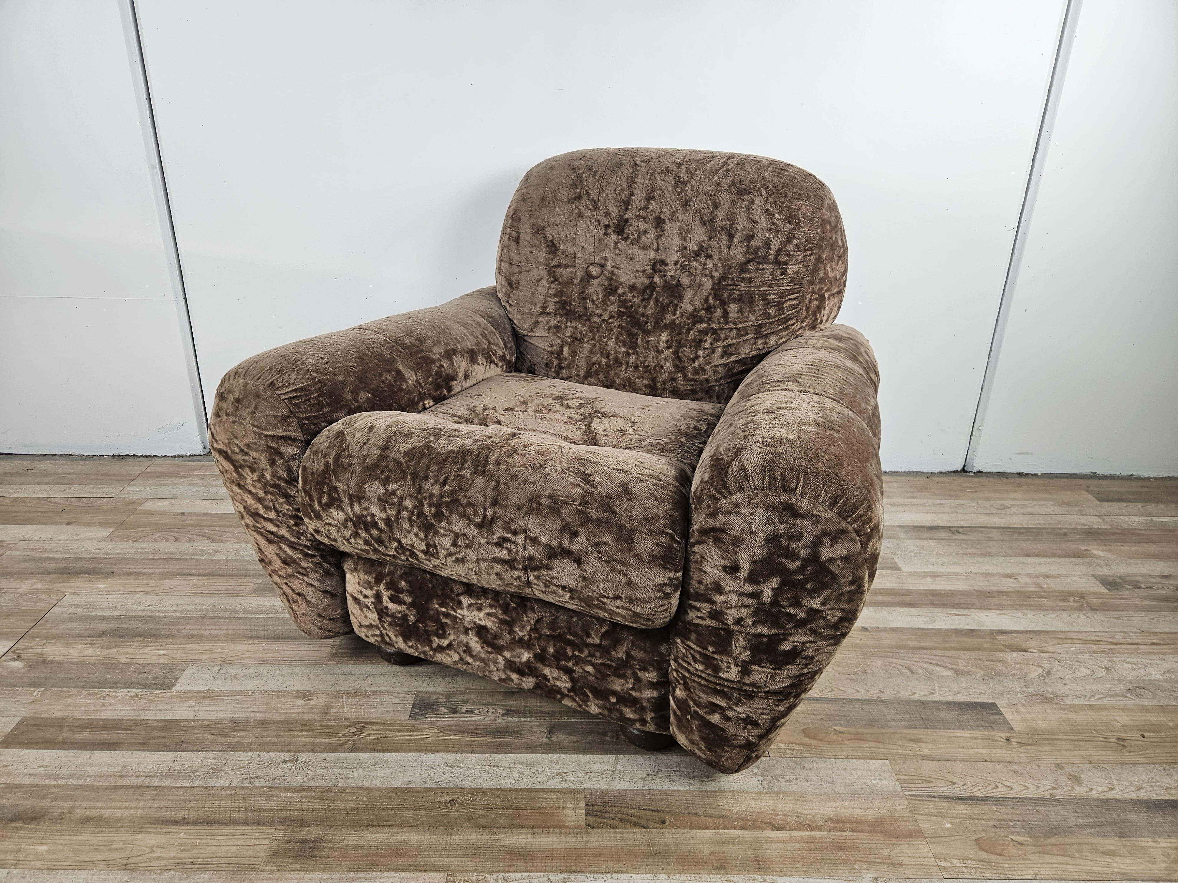 Grand fauteuil vintage des années 1960, tapissé en marron, avec des pieds en bois.