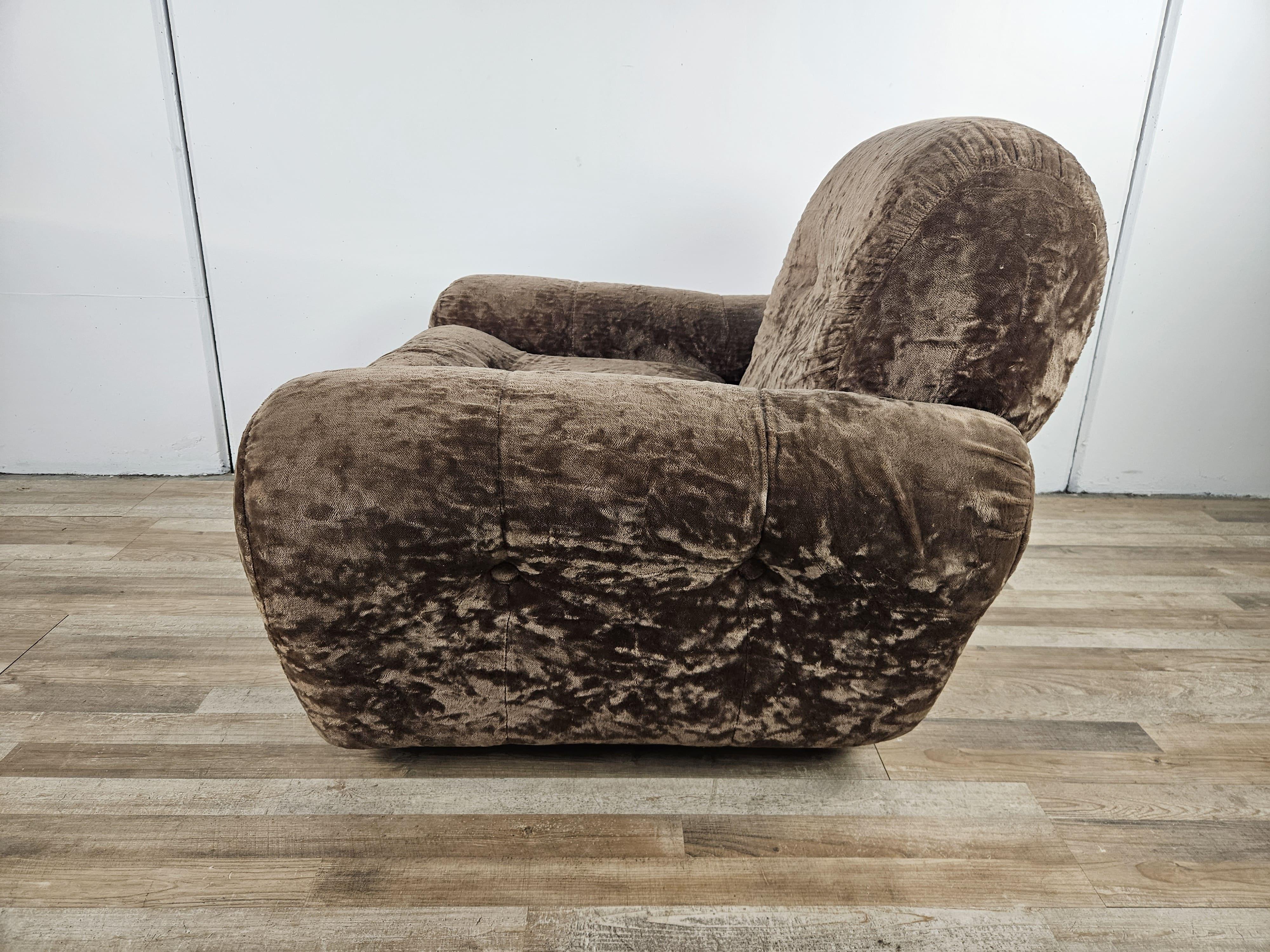 Fauteuil vintage italien en tissu marron rembourré des années 1960 Bon état - En vente à Premariacco, IT
