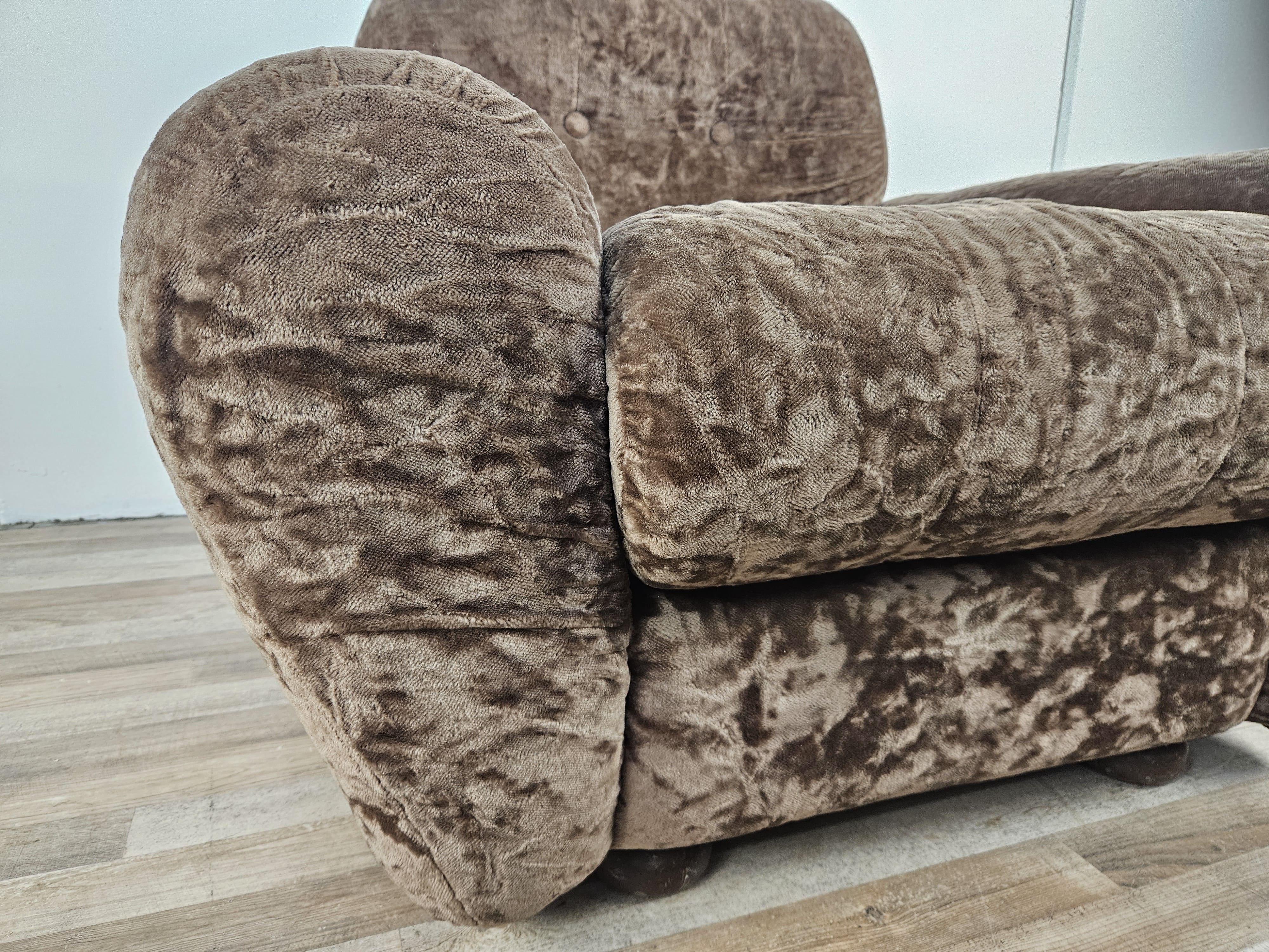Fauteuil vintage italien en tissu marron rembourré des années 1960 en vente 1