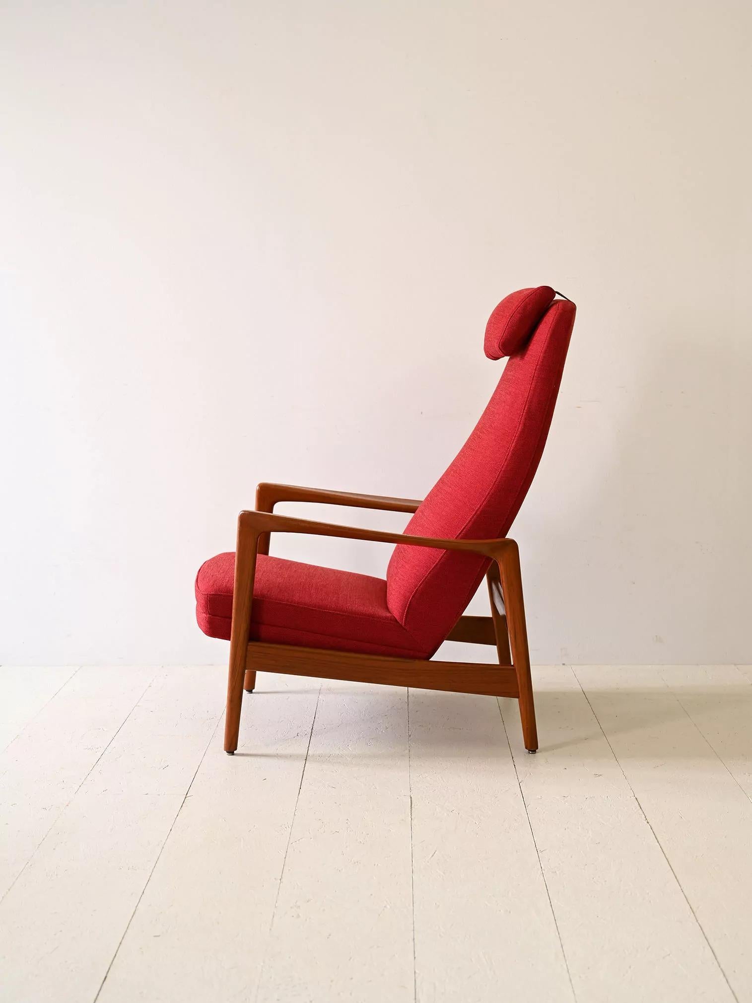 Vintage Nordic armchair designed by Folke Ohlsson for the company DUX.

The seat has been reupholstered in a bright red fabric that immediately catches the eye.

Its teak armrests add a touch of warmth and timeless elegance, while the clean lines