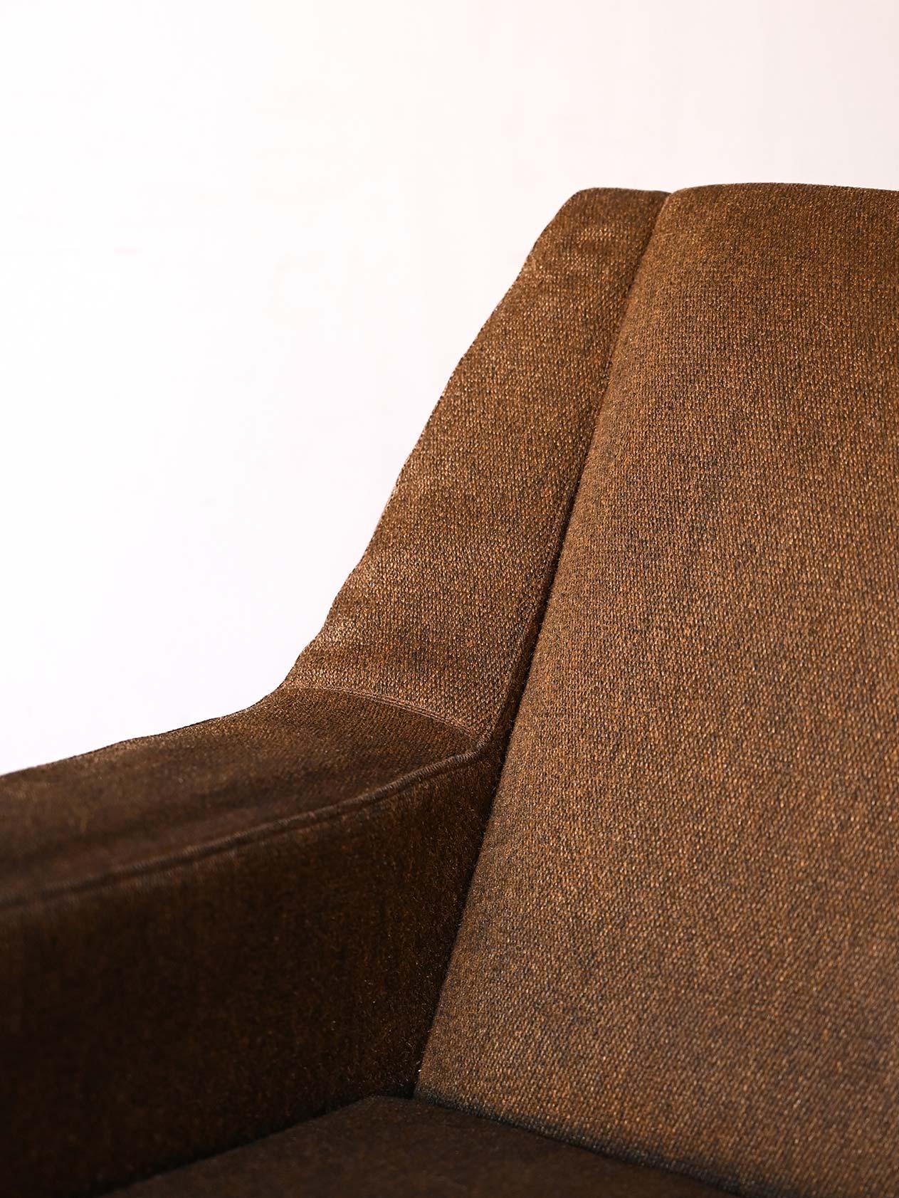 Skandinavischer Vintage-Sessel mit Originalstoff (Stoff) im Angebot