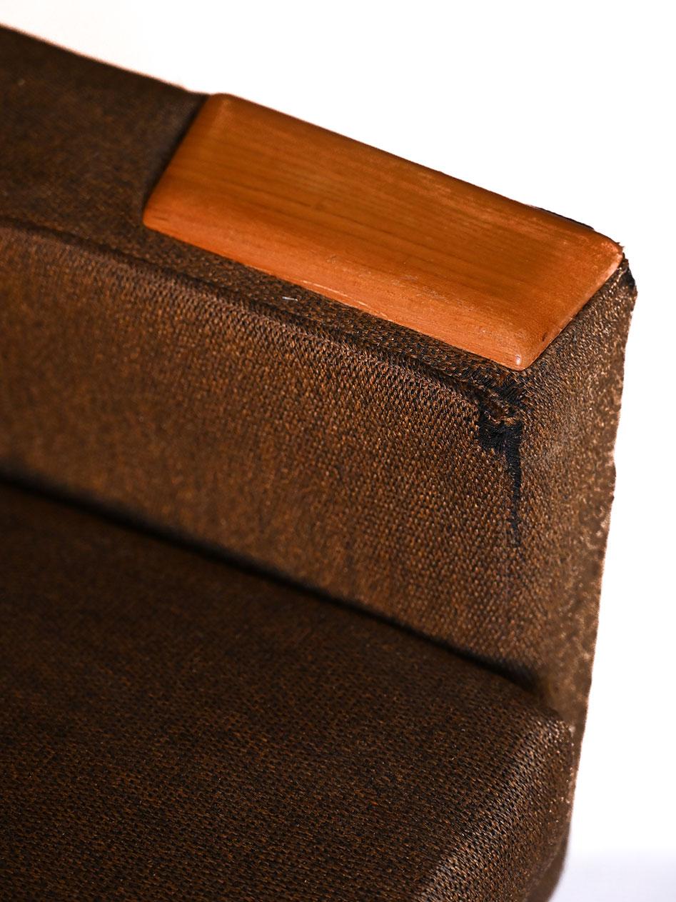 Skandinavischer Vintage-Sessel mit Originalstoff im Angebot 1