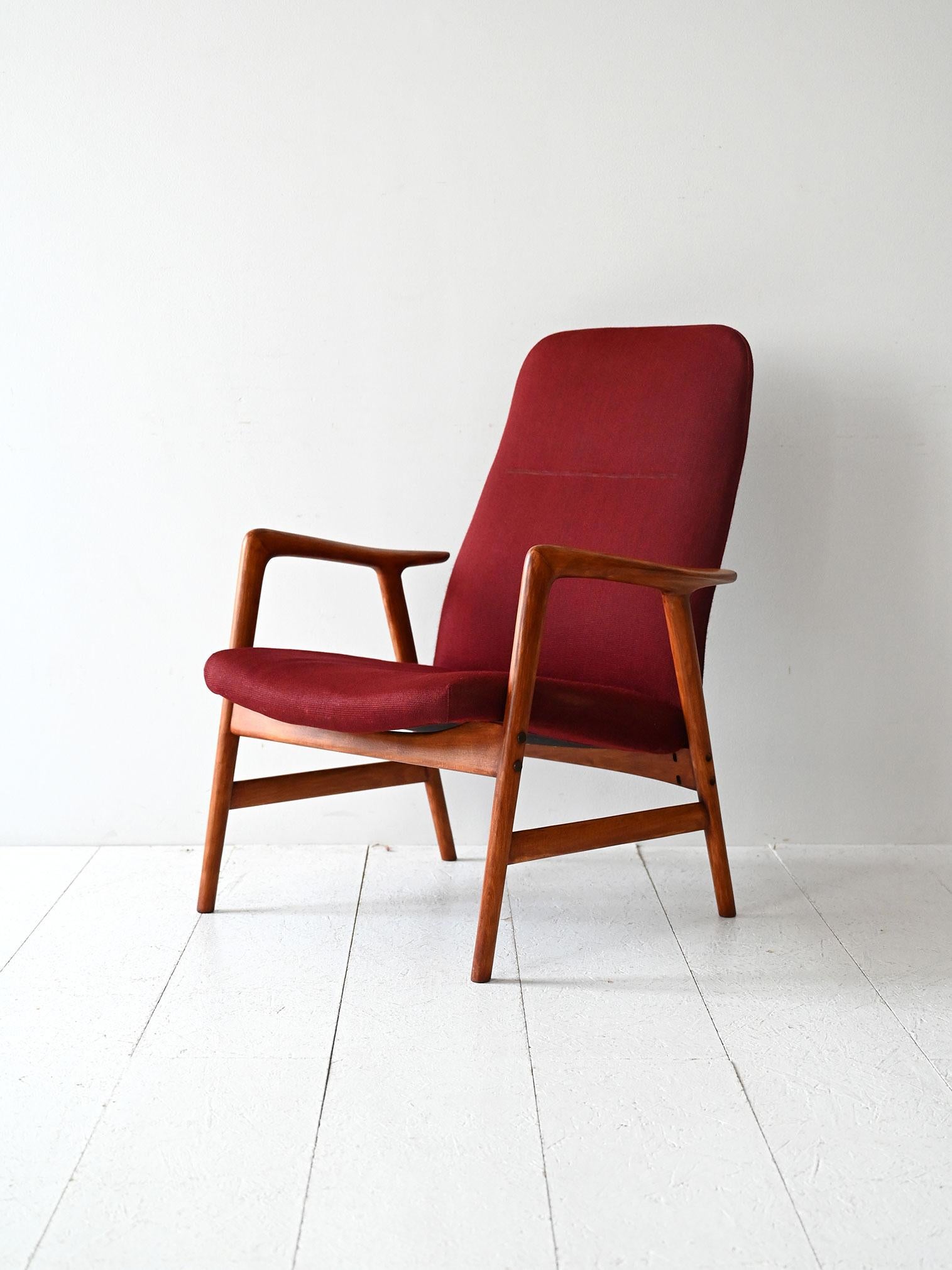 Sillón de los años 60 de Ljungs Industrier AB, estructura de madera maciza y tapicería original color burdeos con etiqueta Studio.

Sillón escandinavo vintage producido por Ljungs Industrier AB Malmö para la línea Studio. Armazón de madera maciza