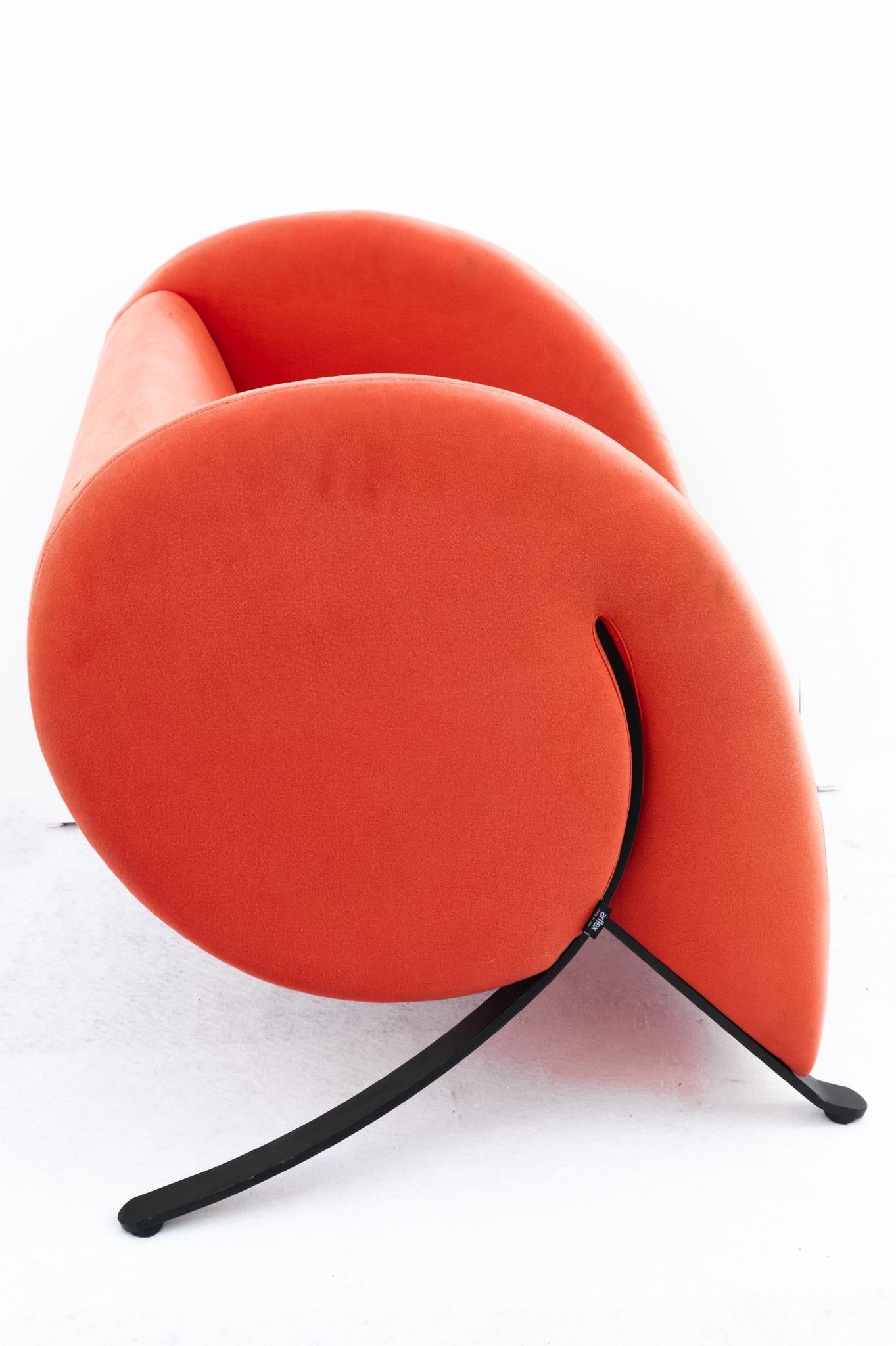 Sillón Virgola de Yaacov Kaufman para Arflex, 1991, Made in Italy. 
El sillón Virgola, diseñado por Yaacov Kaufman para Arflex, tiene estructura de acero. El acolchado es de poliuretano y fibra de poliéster sujeta por correas elásticas. Las patas