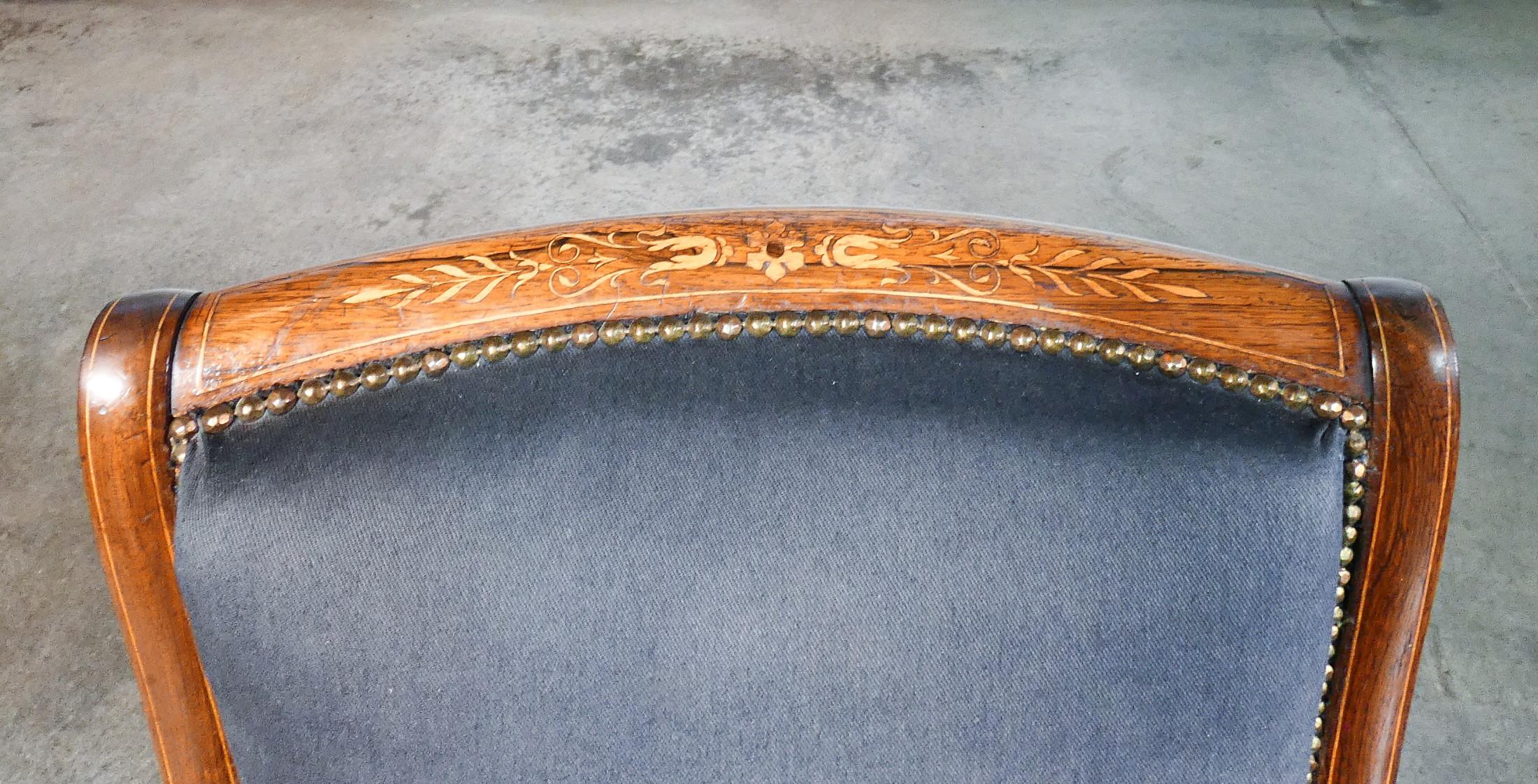 Poltrona vittoriana in legno massello di noce intarsiato. Inghilterra, 1800 For Sale 1