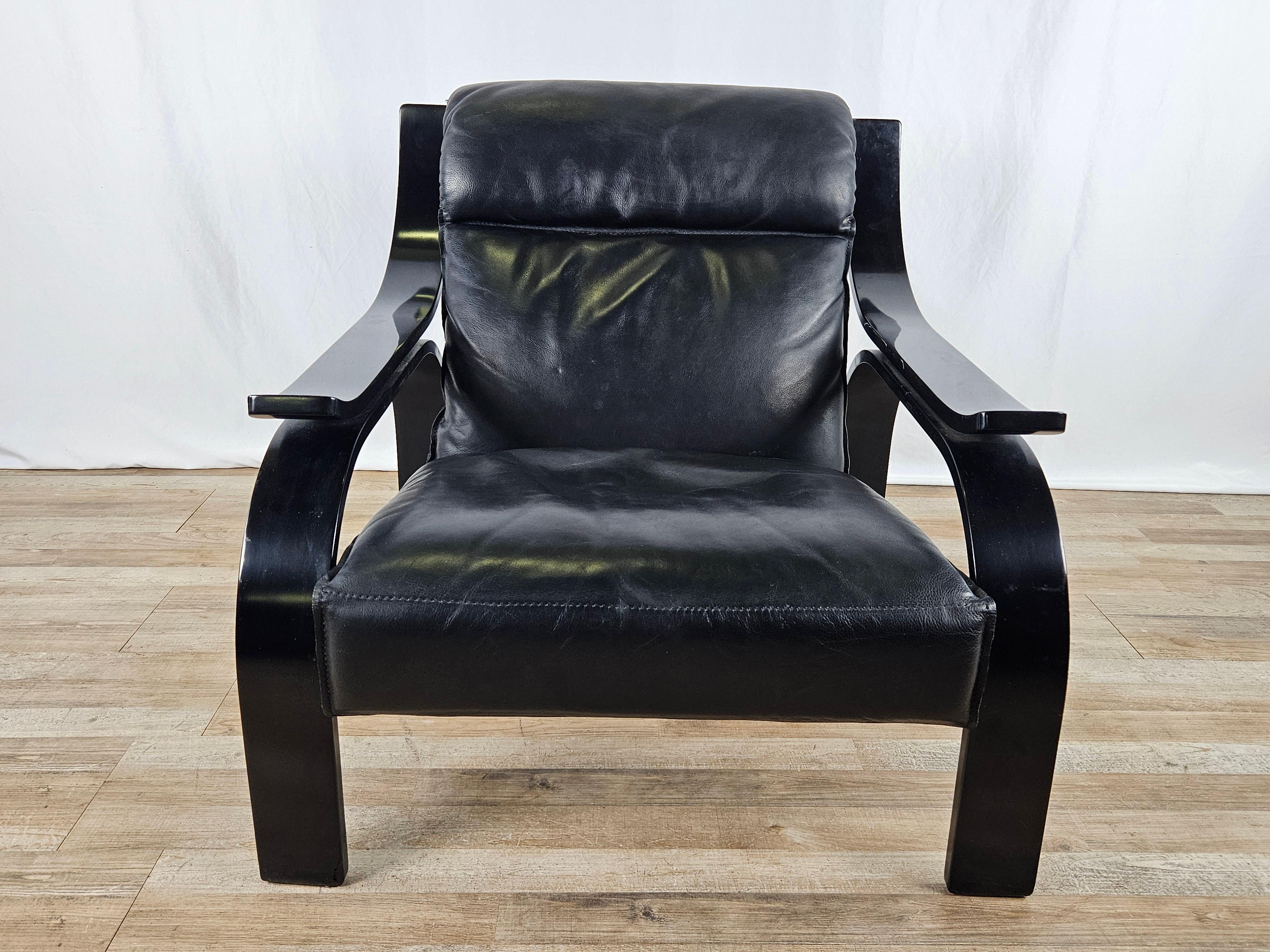 An icon of 1960s Italian design, this Woodline armchair was designed by Marco Zanuso for Arflex in 1964 and constructed of black lacquered plywood and a seat upholstered in high-quality black leather.

Elegant design accentuated by soft and light