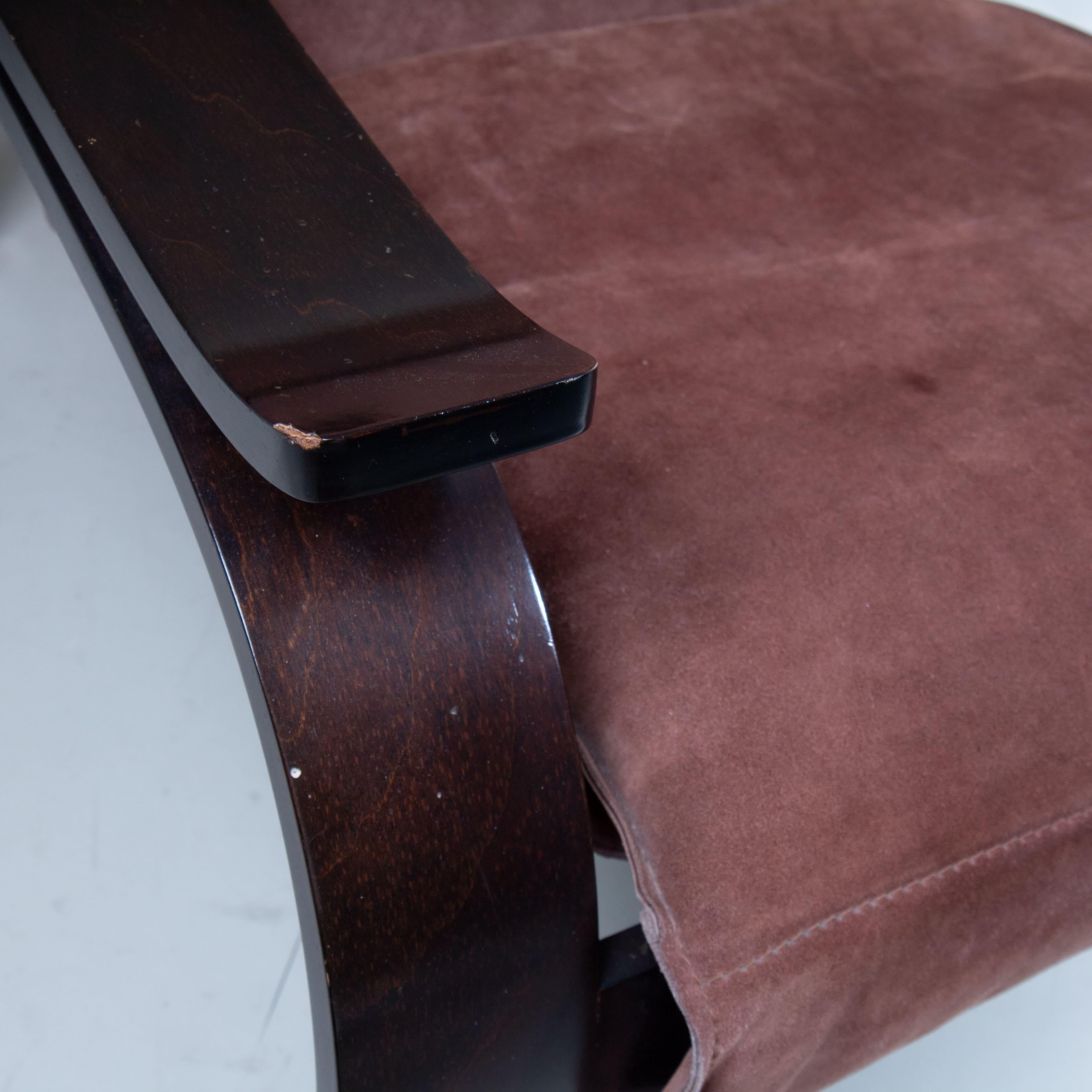 Sillón Woodline, Marco Zanuso, Arflex, 1964, Italia. Estructura de madera de fresno teñida de marrón oscuro y piel de ante marrón claro. Presenta algunas pequeñas marcas debidas al tiempo y al uso. Marco Zanuso exploró el concepto de estructuras de