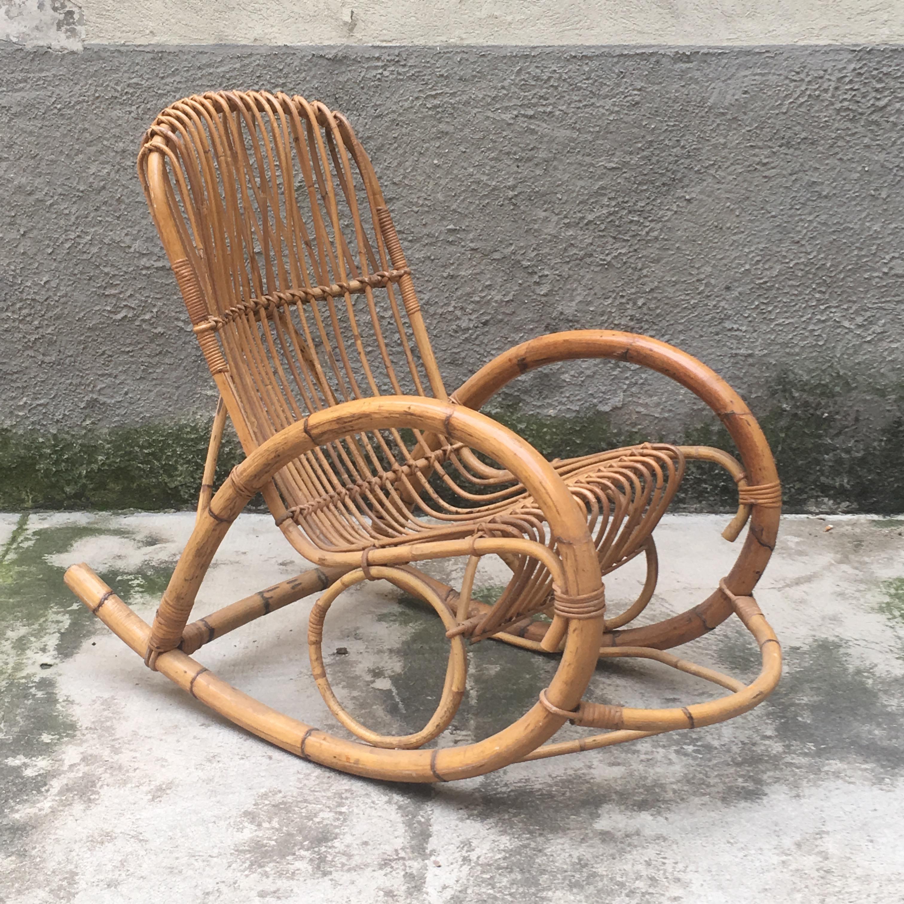 Graziosa sedia a dondolo in bambù, in ottime condizioni. 
Costruita solidamente, mantiene ancora una struttura solido elastica e funzionale, ideale per un patio come per un giardino d'inverno o per un tè bevuto in un angolo della casa.
