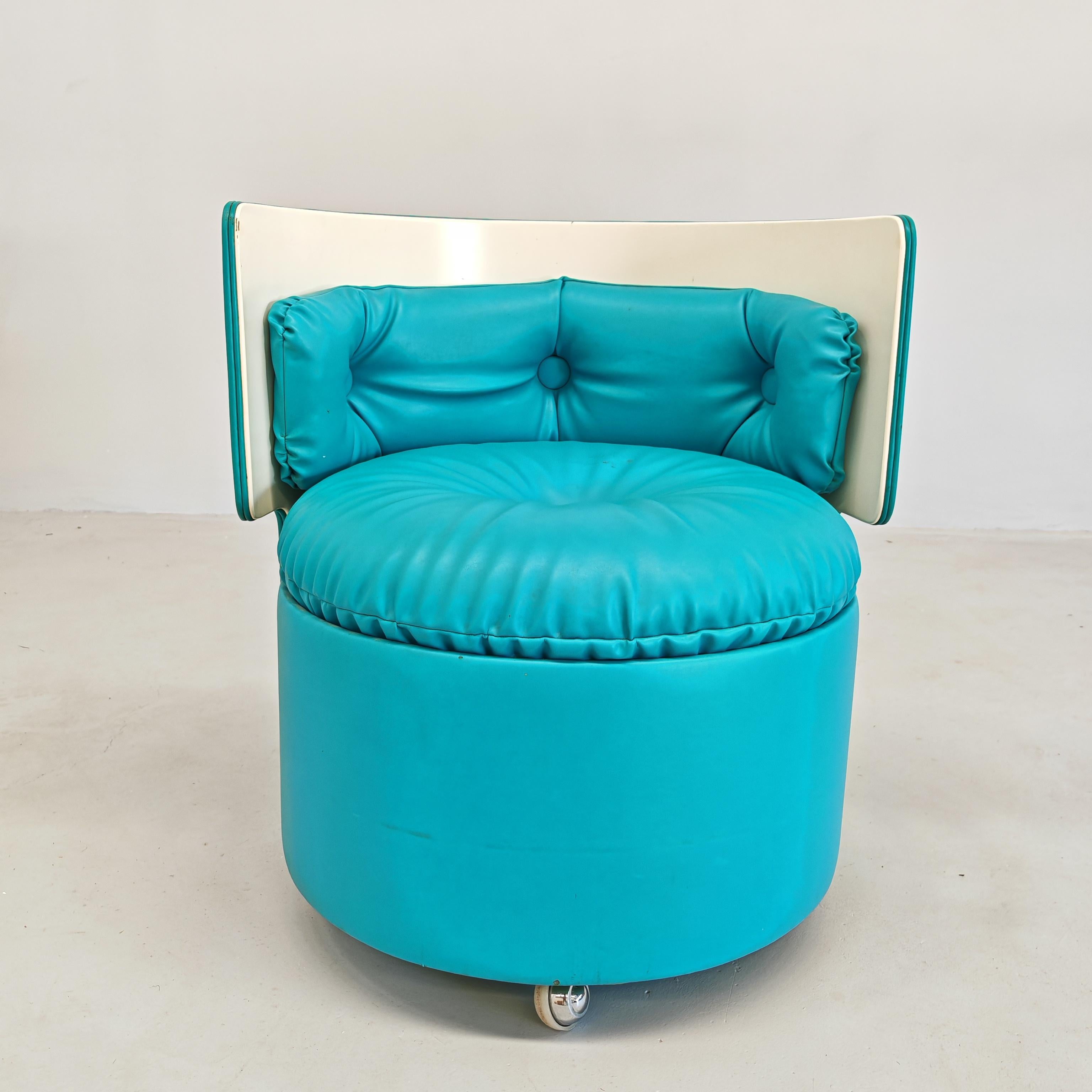 Poltroncina celeste con rotelle modello Dilly Dally disegnata da Luigi Massoni per poltrona Frau anni 70. La poltroncina è in vilpelle azzurra. 

questa poltroncina è in genere abbinata alla famosa toilette Dilly Dally di Massoni. In questo caso era
