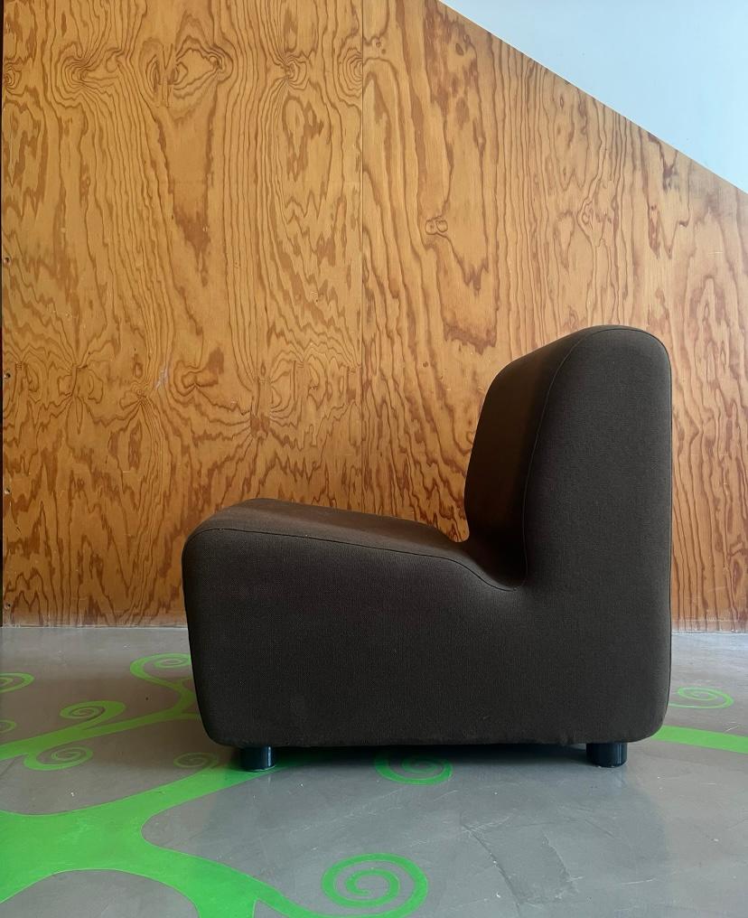 Poltroncina dalle forme sinuose rivestita con un tessuto marrone anni ’60-'70
Poltroncina dalle forme sinuose ispirata al design tipico del modernismo di quegli anni. La struttura si presenta come un blocco unico e si distingue per un profilo