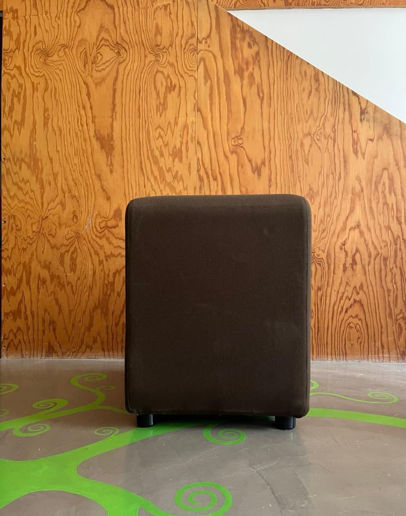 Poltroncina dalle forme sinuose rivestita in tessuto marrone, Italia, 60-70s Italian en venta