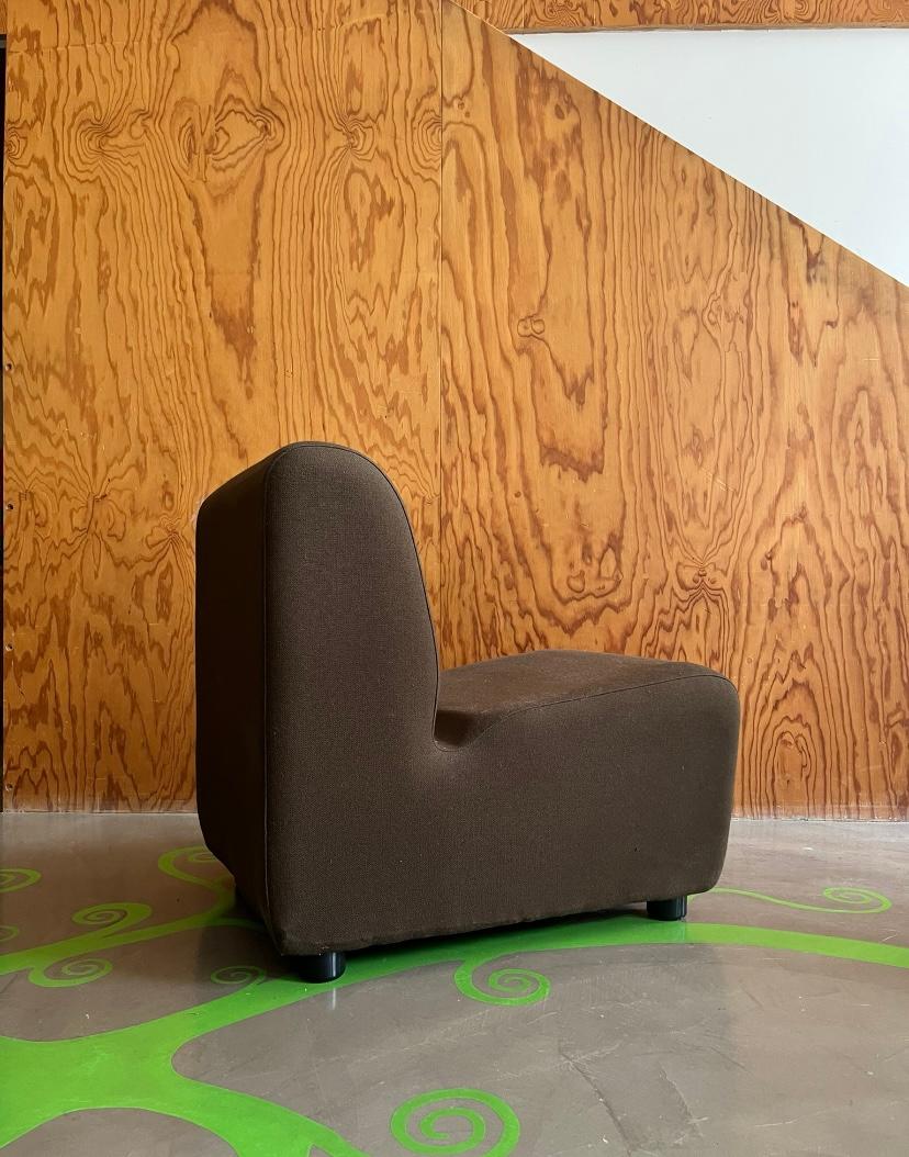 Poltroncina dalle forme sinuose rivestita in tessuto marrone, Italia, 60-70s en Bueno estado para la venta en Milano, IT