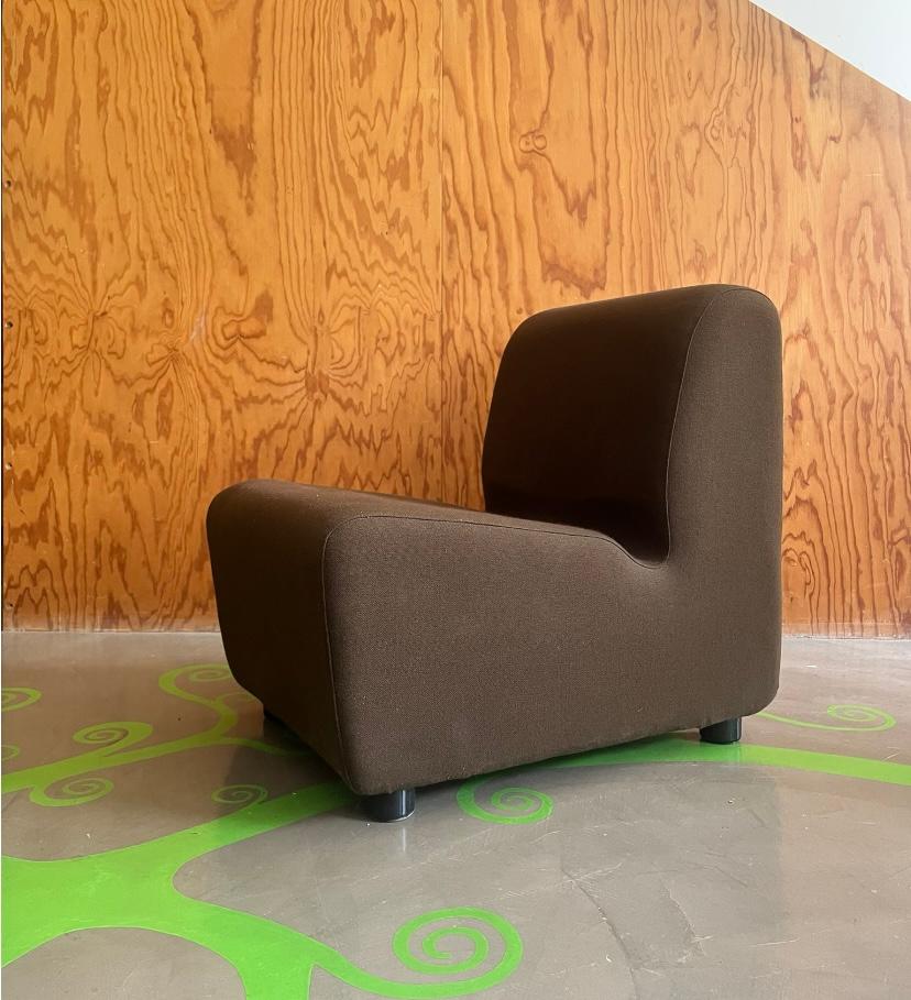Poltroncina dalle forme sinuose rivestita in tessuto marrone, Italia, 60-70s Mid-20th Century en venta