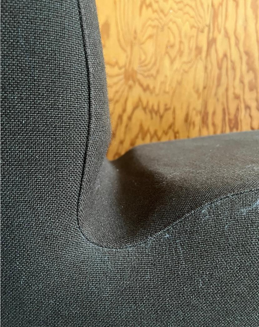 Poltroncina dalle forme sinuose rivestita in tessuto marrone, Italia, 60-70s Metal en venta