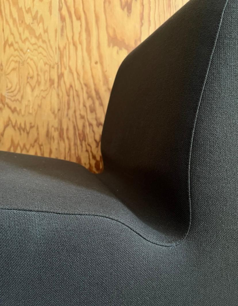 Poltroncina dalle forme sinuose rivestita in tessuto marrone, Italia, 60-70s en venta 1