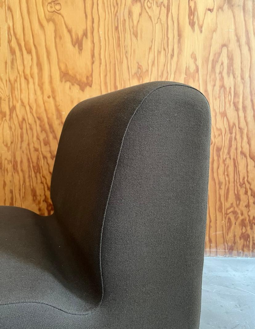 Poltroncina dalle forme sinuose rivestita in tessuto marrone, Italia, 60-70s en venta 2