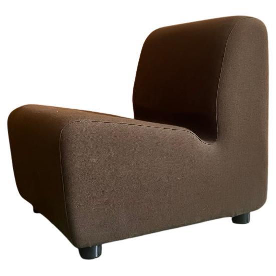 Poltroncina dalle forme sinuose rivestita in tessuto marrone, Italia, 60-70s en venta