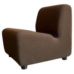 Poltroncina dalle forme sinuose rivestita in tessuto marrone, Italia, 60-70s
