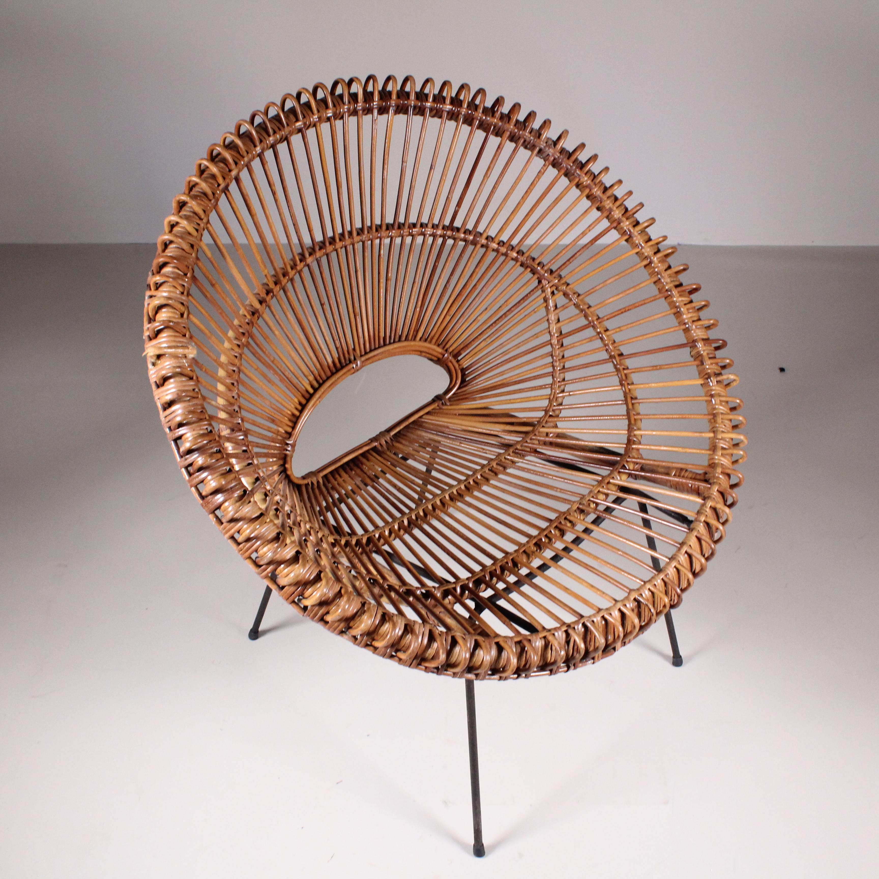 Ce fauteuil en rotin fabriqué en Italie dans les années 1960 représente une élégante fusion entre l'artisanat traditionnel et le design moderne. Le rotin, un matériau naturel et flexible dérivé du palmier, était souvent tressé à la main pour créer