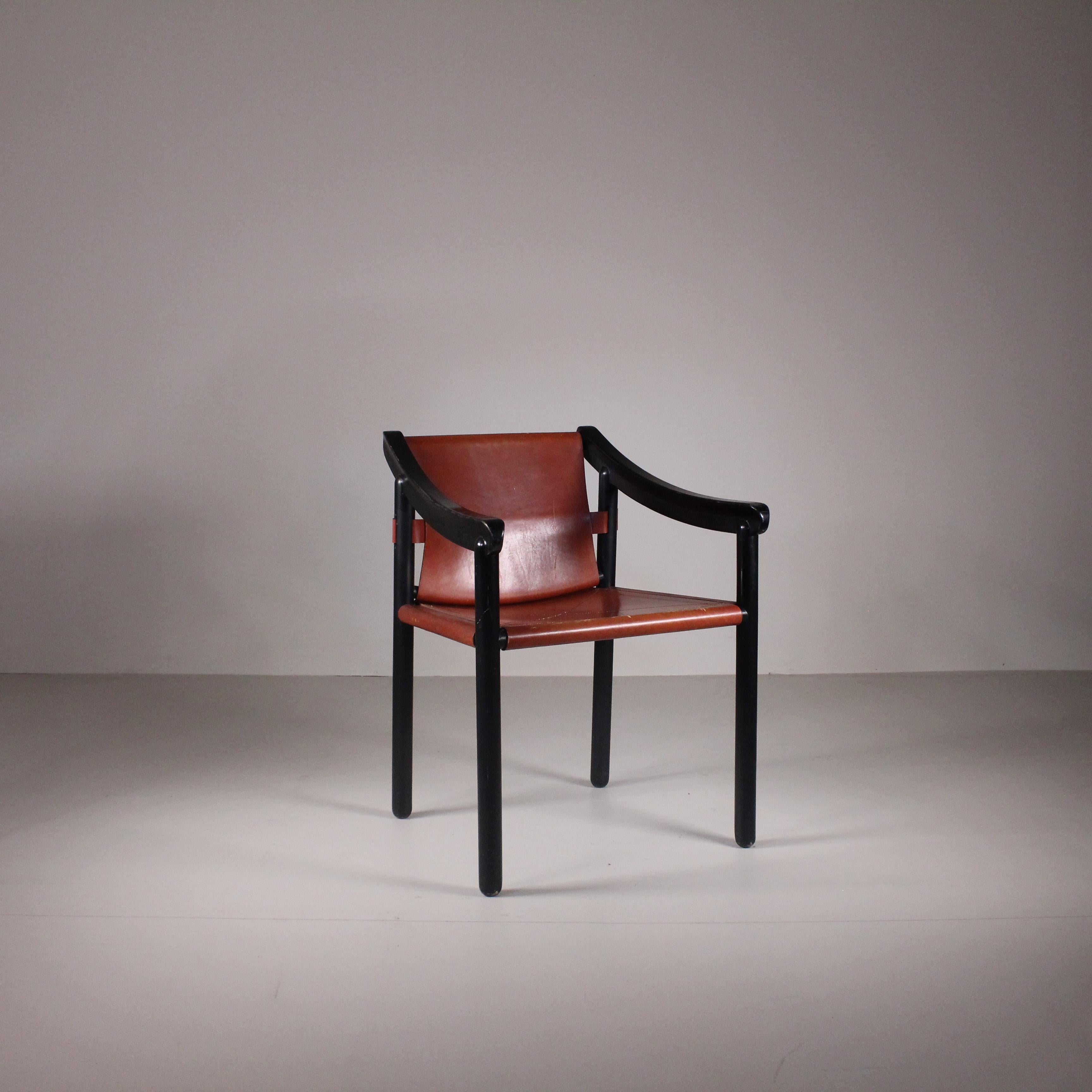 Poltroncina modello 905, disegnato da Vico Magistretti nel 1964 per Cassina. La sedia è realizzata in due materiali: il legno e il cuoio.