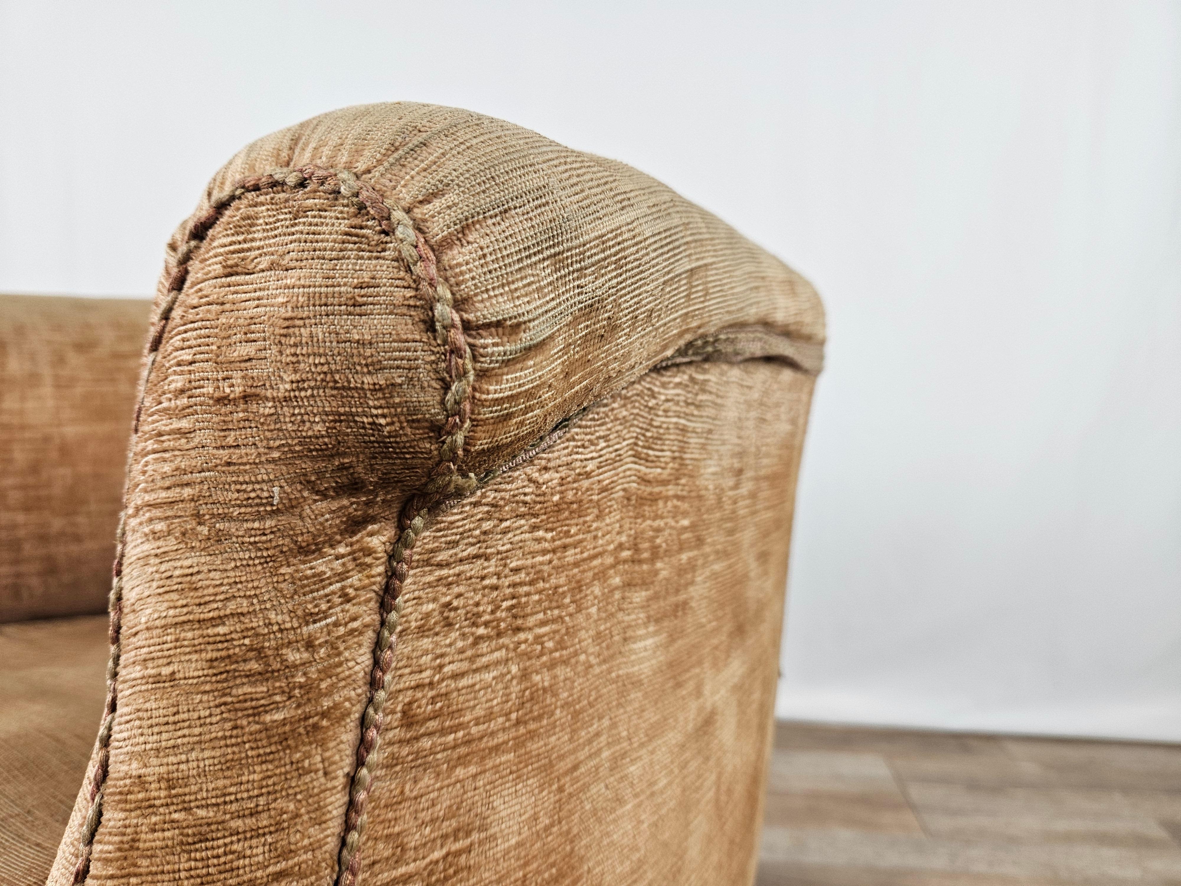 Gepolsterter Sessel oder Schlafzimmerstuhl mit Holzfüßen im Angebot 13