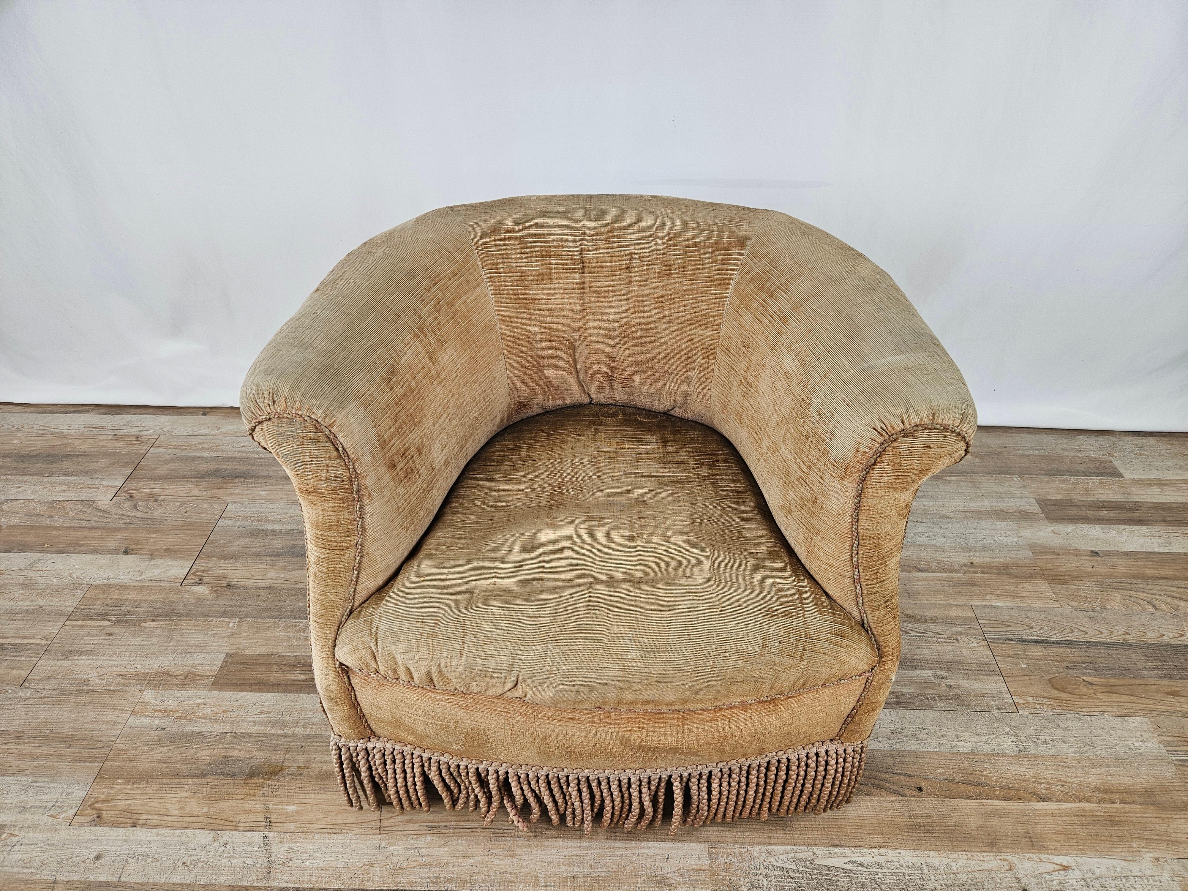 Early 1950s bedroom or entryway armchair of Italian origin.

Very soft and enveloping, it lends itself well to any kind of modern or antique environment.

It is advisable to replace the coating as it has worn out from age and past use.
