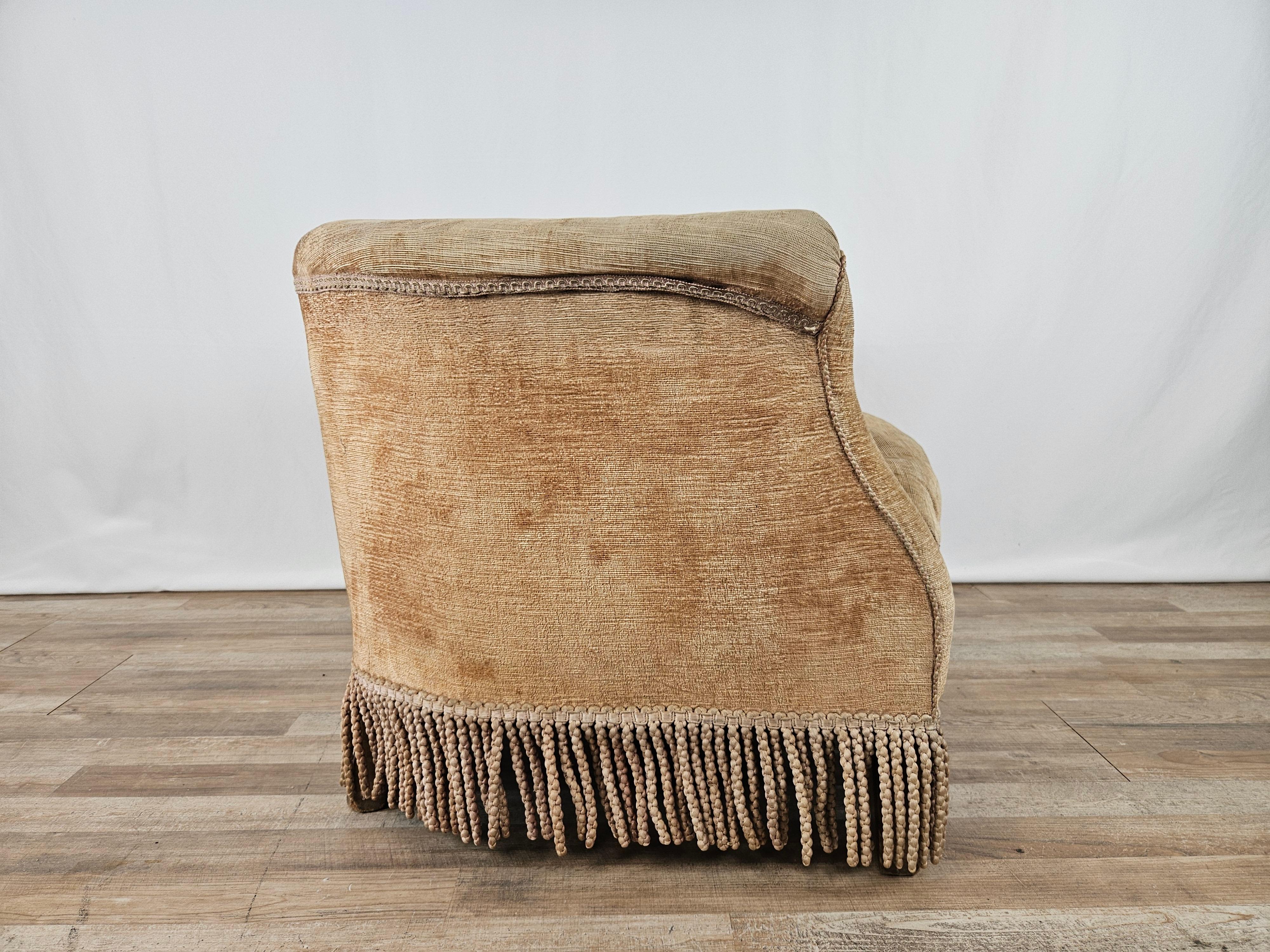 Gepolsterter Sessel oder Schlafzimmerstuhl mit Holzfüßen (Belle Époque) im Angebot