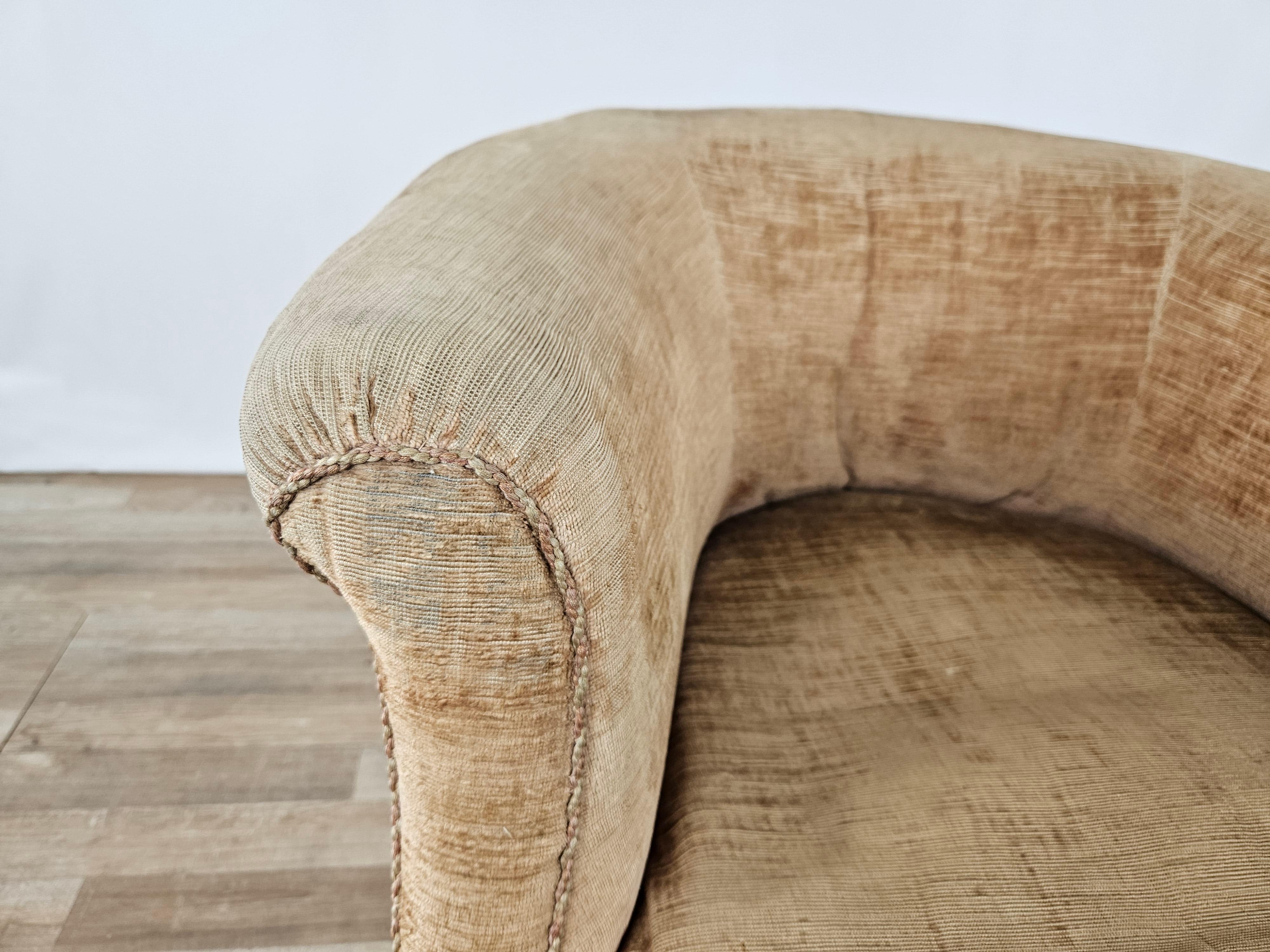 Gepolsterter Sessel oder Schlafzimmerstuhl mit Holzfüßen im Angebot 1