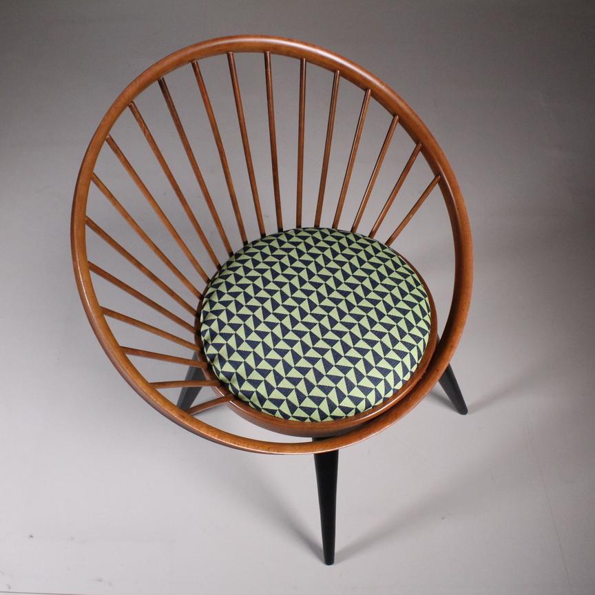 La poltroncina di Yngve Ekström del 1960 è un’icona del design scandinavo, caratterizzata da linee pulite e forme organiche. Realizzata con legno di alta qualità e una cura meticolosa per i dettagli, questa poltroncina offre un’esperienza di seduta