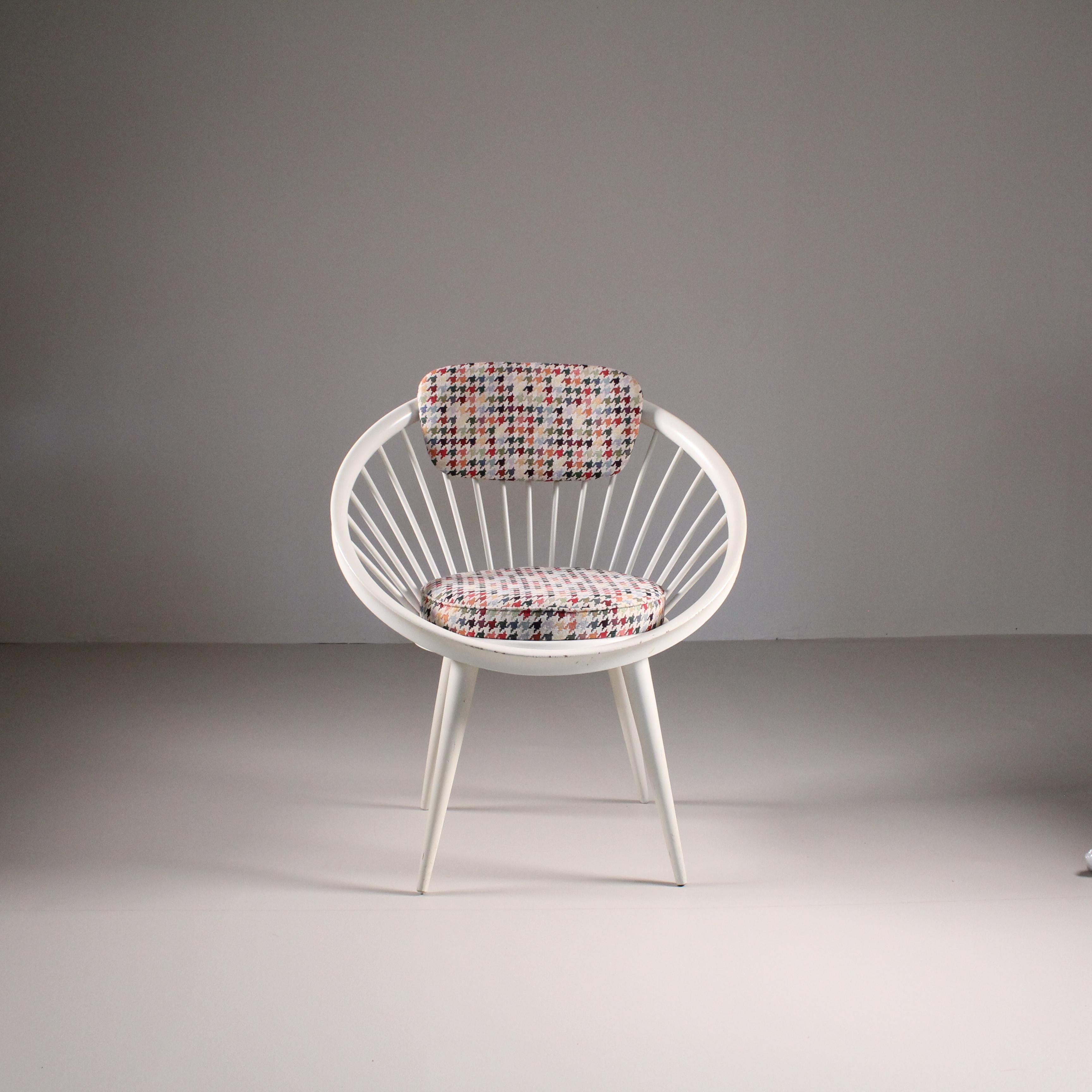 La poltroncina di Yngve Ekström del 1960 è un’icona del design scandinavo, caratterizzata da linee pulite e forme organiche. Realizzata con legno di alta qualità e una cura meticolosa per i dettagli, questa poltroncina offre un’esperienza di seduta