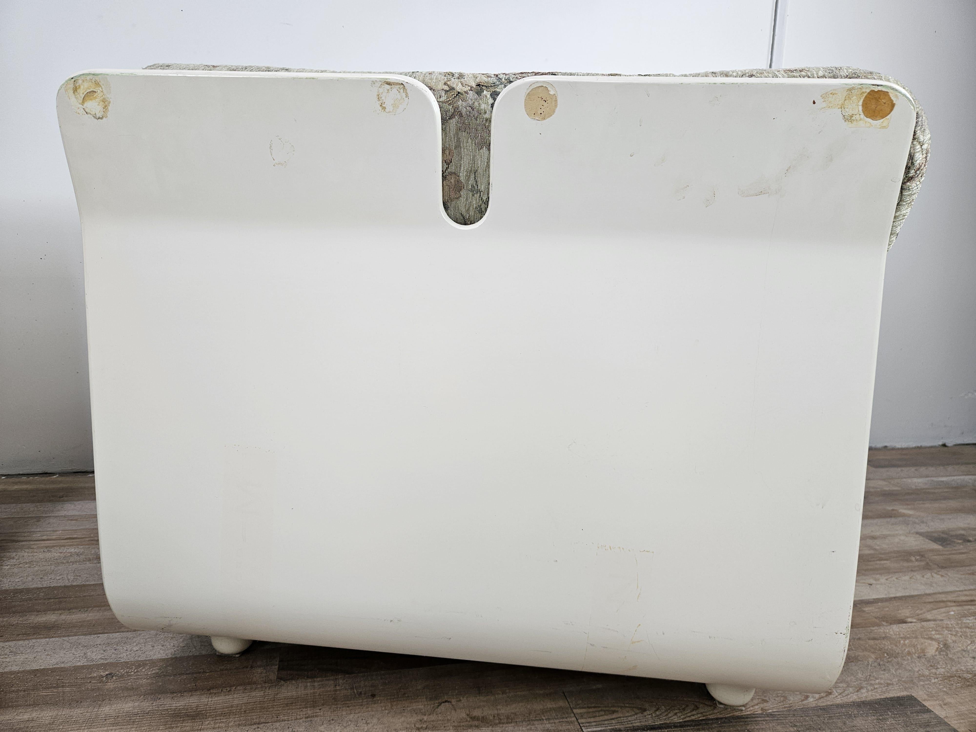 Poltroncine basse da camera Mid Century in legno laccato bianco e stoffa 5