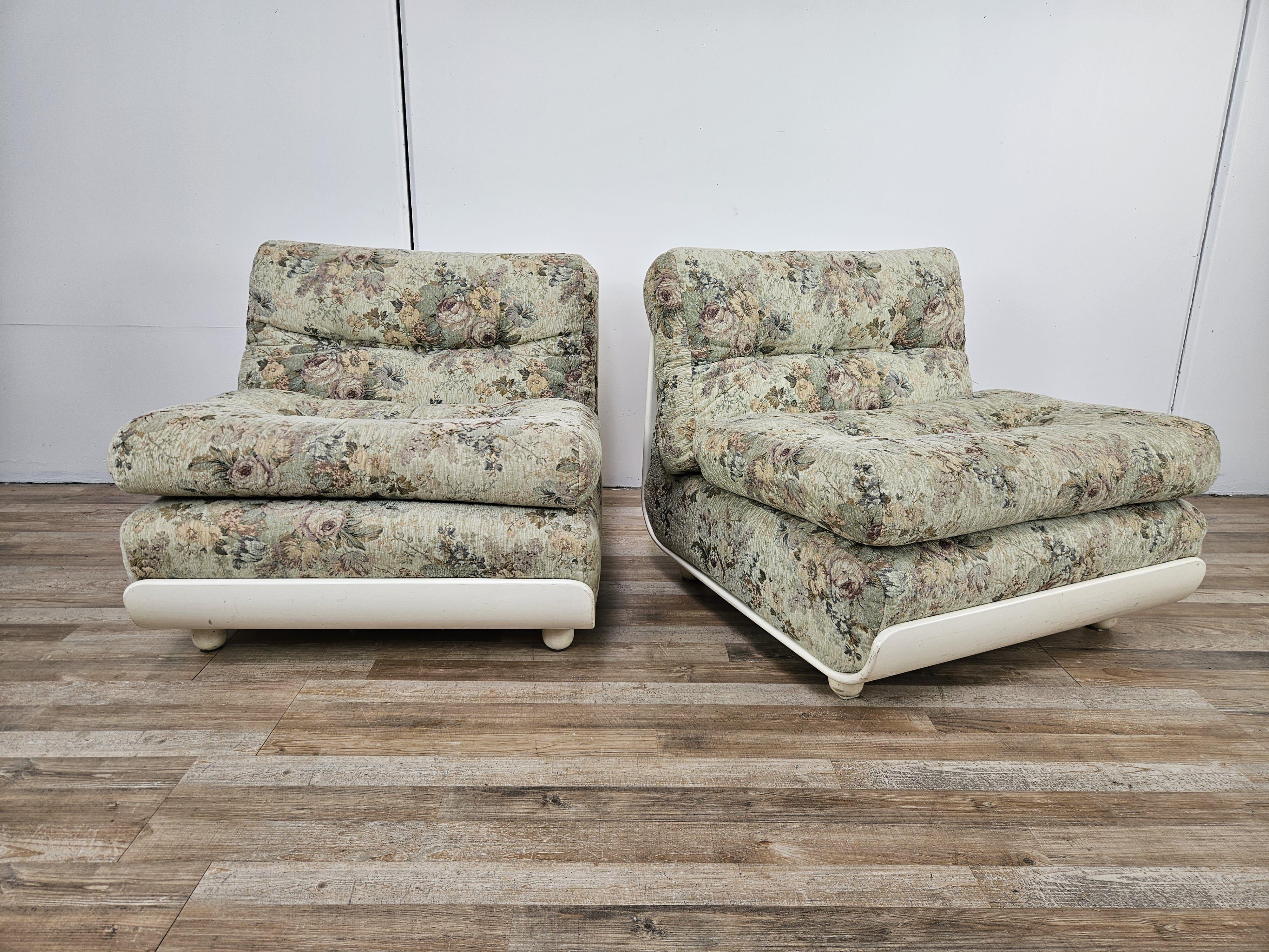 Coppia di poltroncine anni '70 in legno laccato bianco con cuscini imbottiti e rivestiti in tessuto floreale.

Sedie vintage, perfette per essere utilizzate come elementi d'arredo in un ampio soggiorno o come poltrone da camera.
Grazie ai colori
