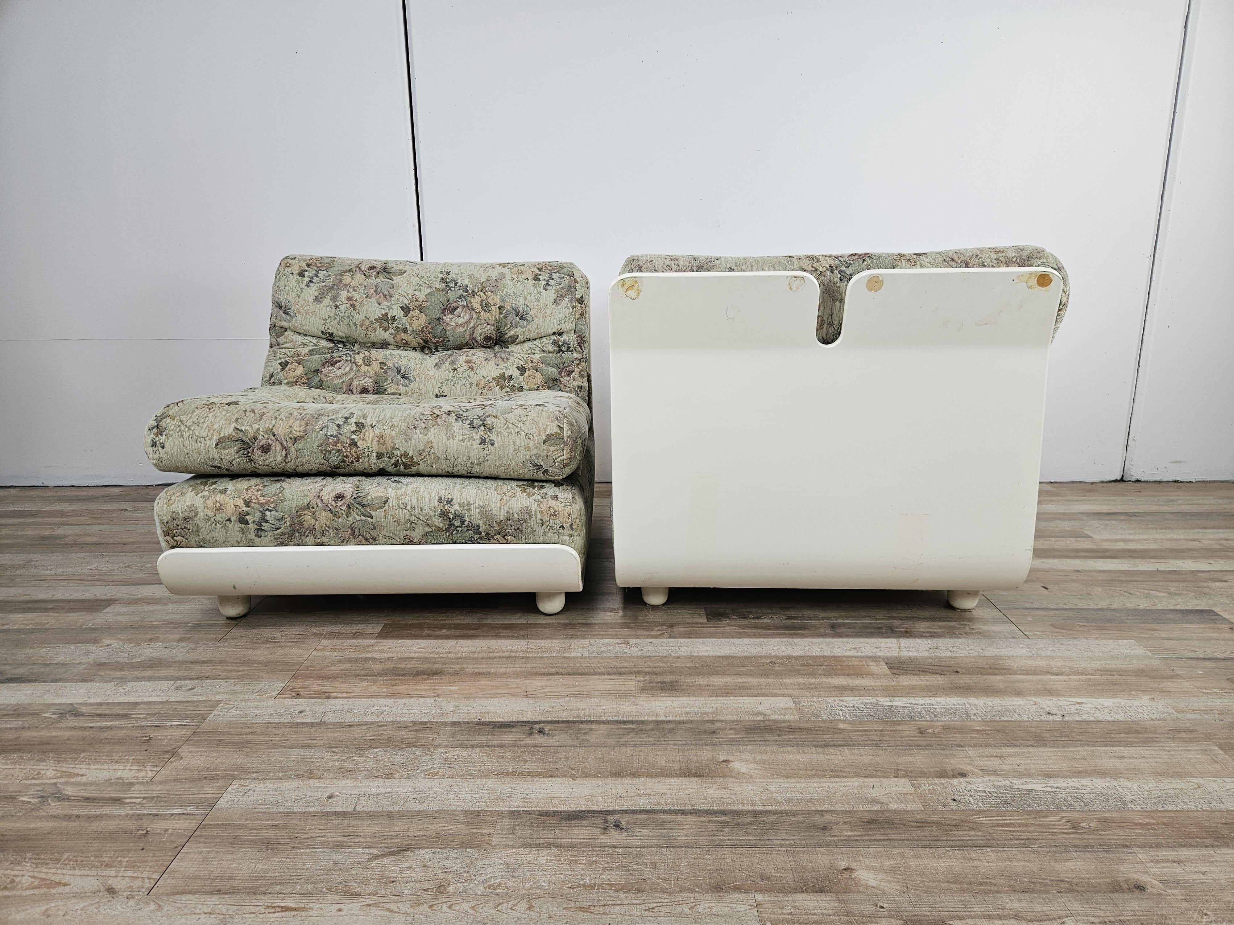 Italian Poltroncine basse da camera Mid Century in legno laccato bianco e stoffa