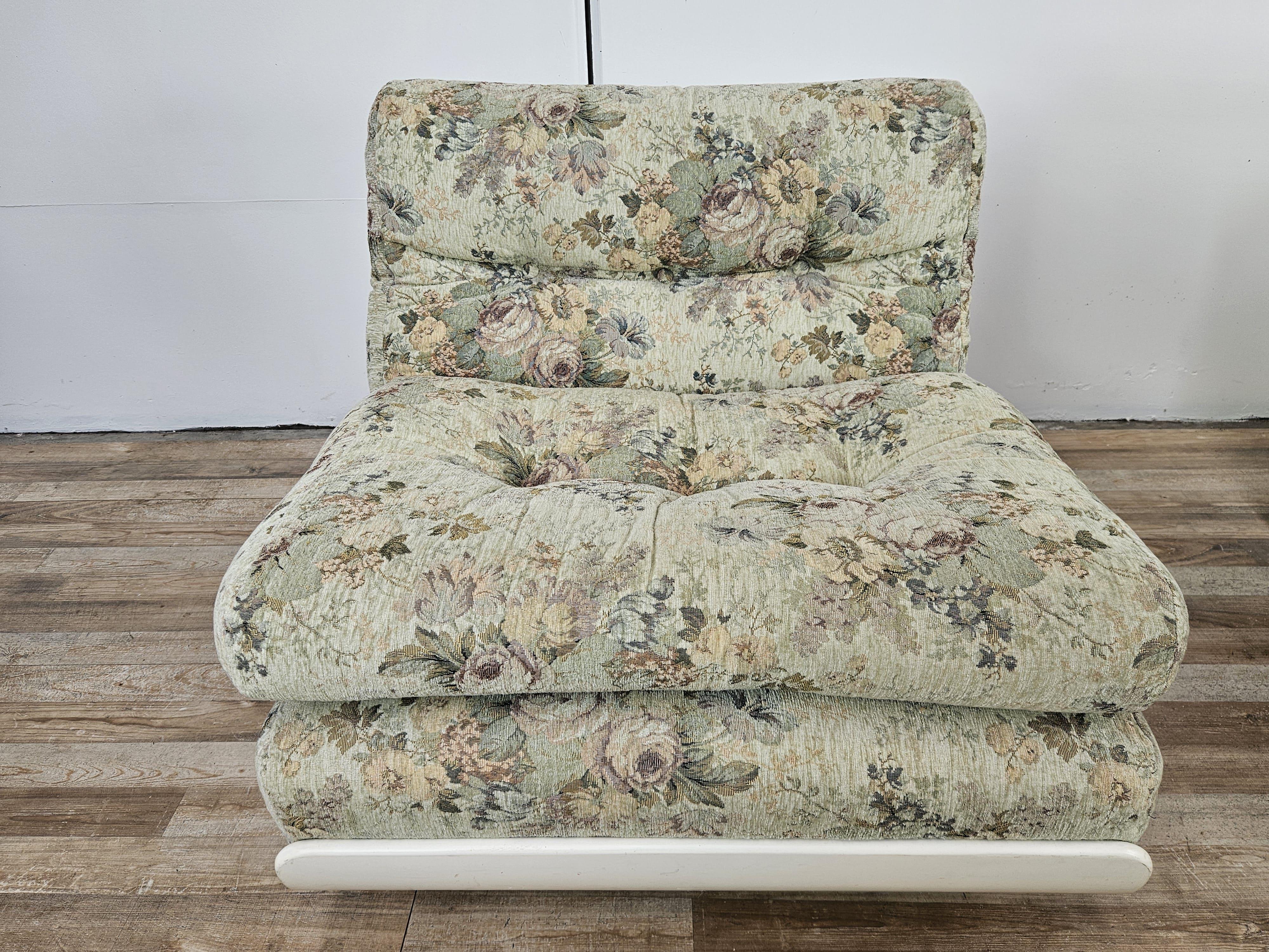 Late 20th Century Poltroncine basse da camera Mid Century in legno laccato bianco e stoffa