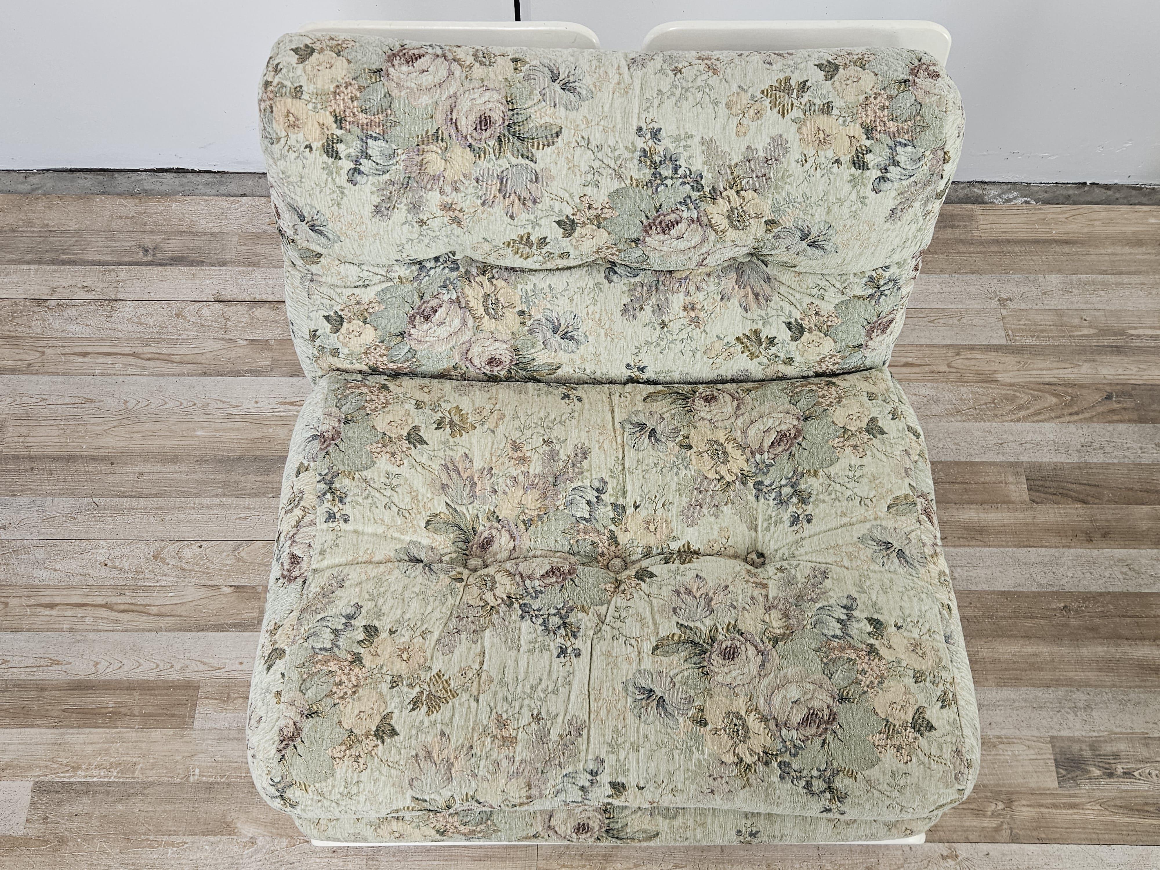 Fabric Poltroncine basse da camera Mid Century in legno laccato bianco e stoffa