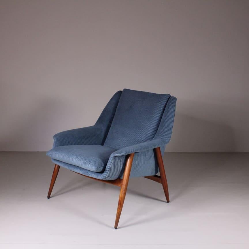 Caratterizzate da una silhouette elegante e sinuosa, queste poltroncine offrono un’esperienza di seduta accogliente e di grande stile. Realizzate con materiali di alta qualità e una cura meticolosa per i dettagli, le poltroncine Walter Knoll mod.