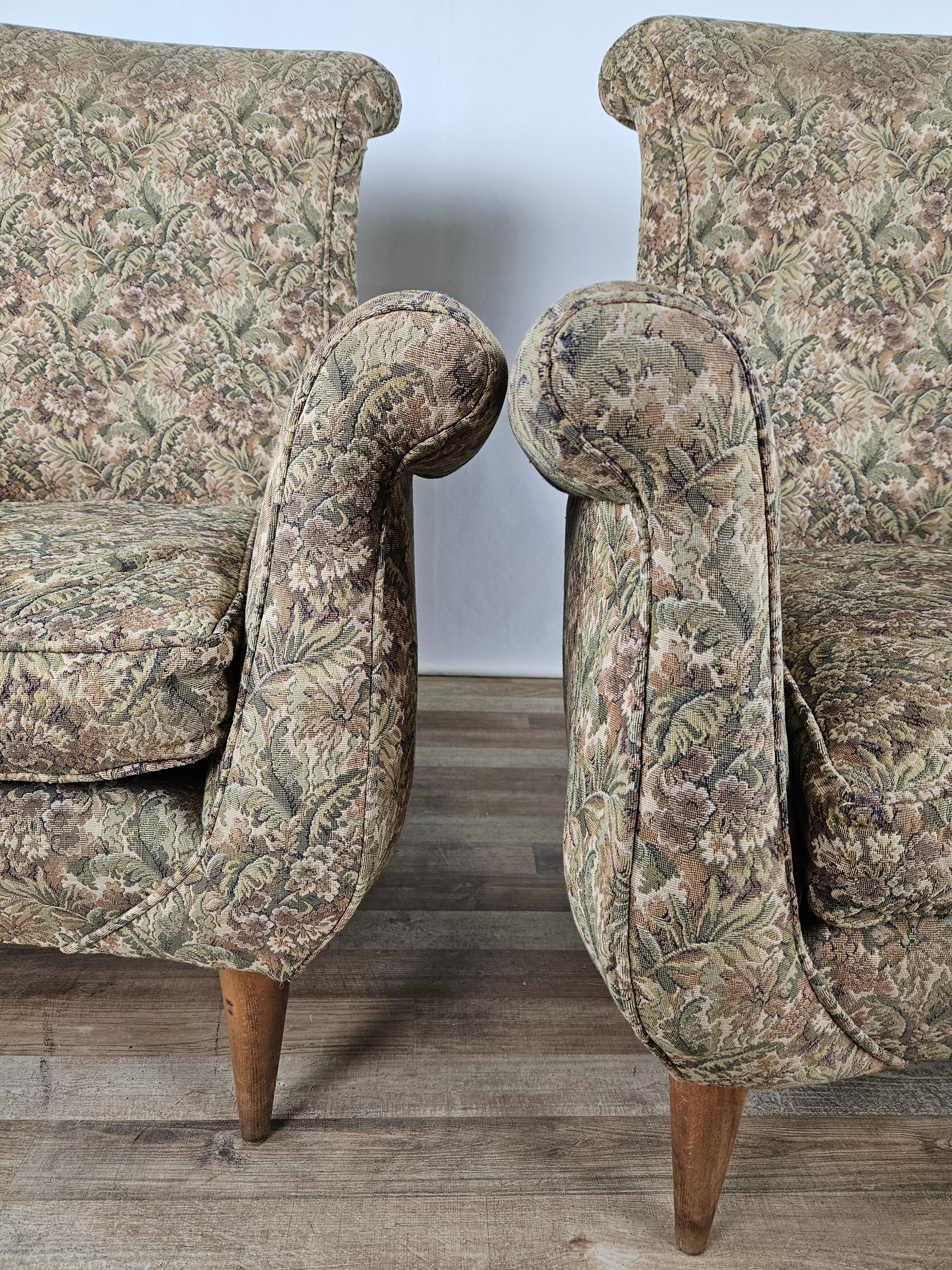 1970s floral fabric armchairs with wooden feet For Sale 3
