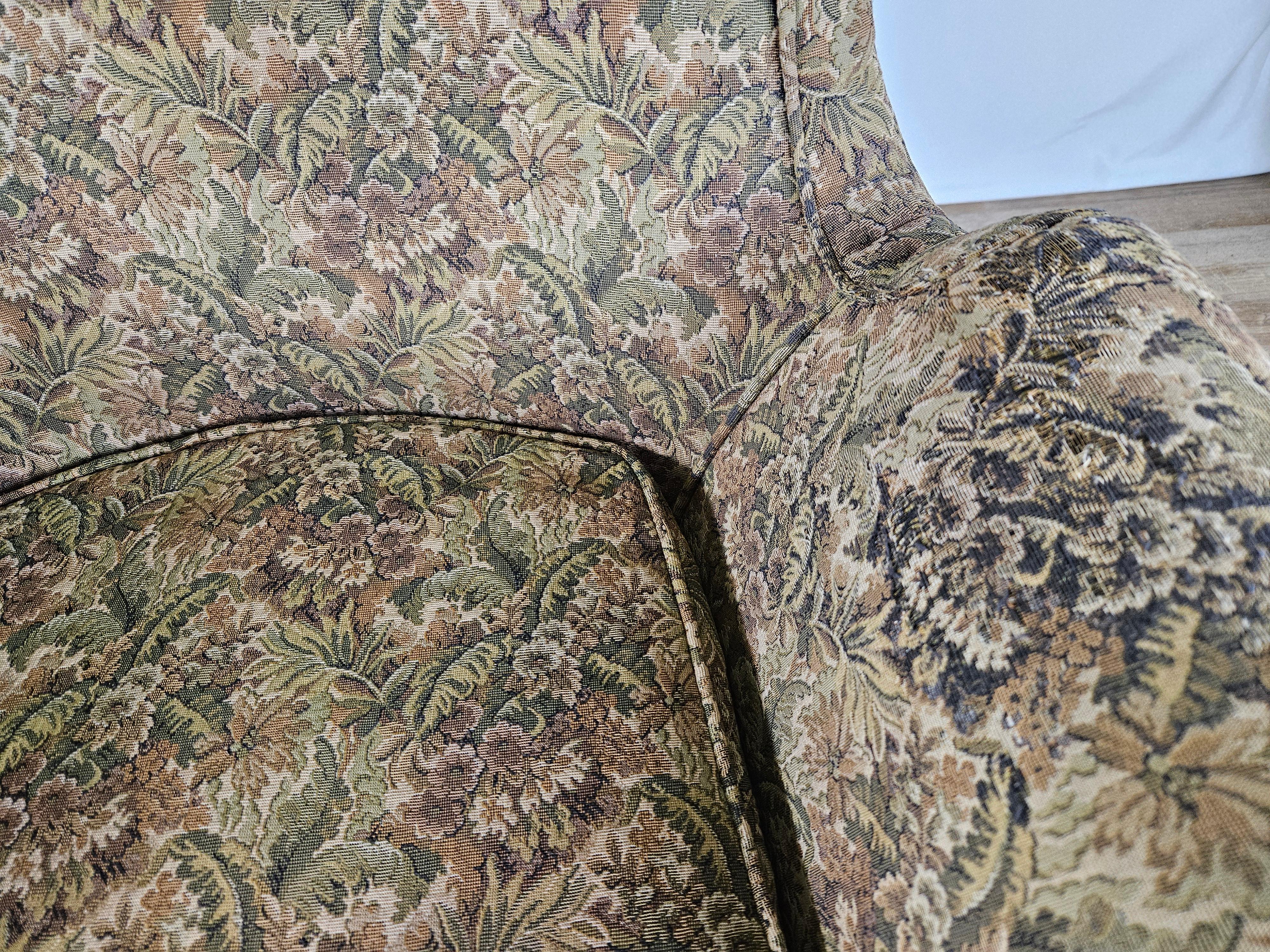 1970s floral fabric armchairs with wooden feet For Sale 9