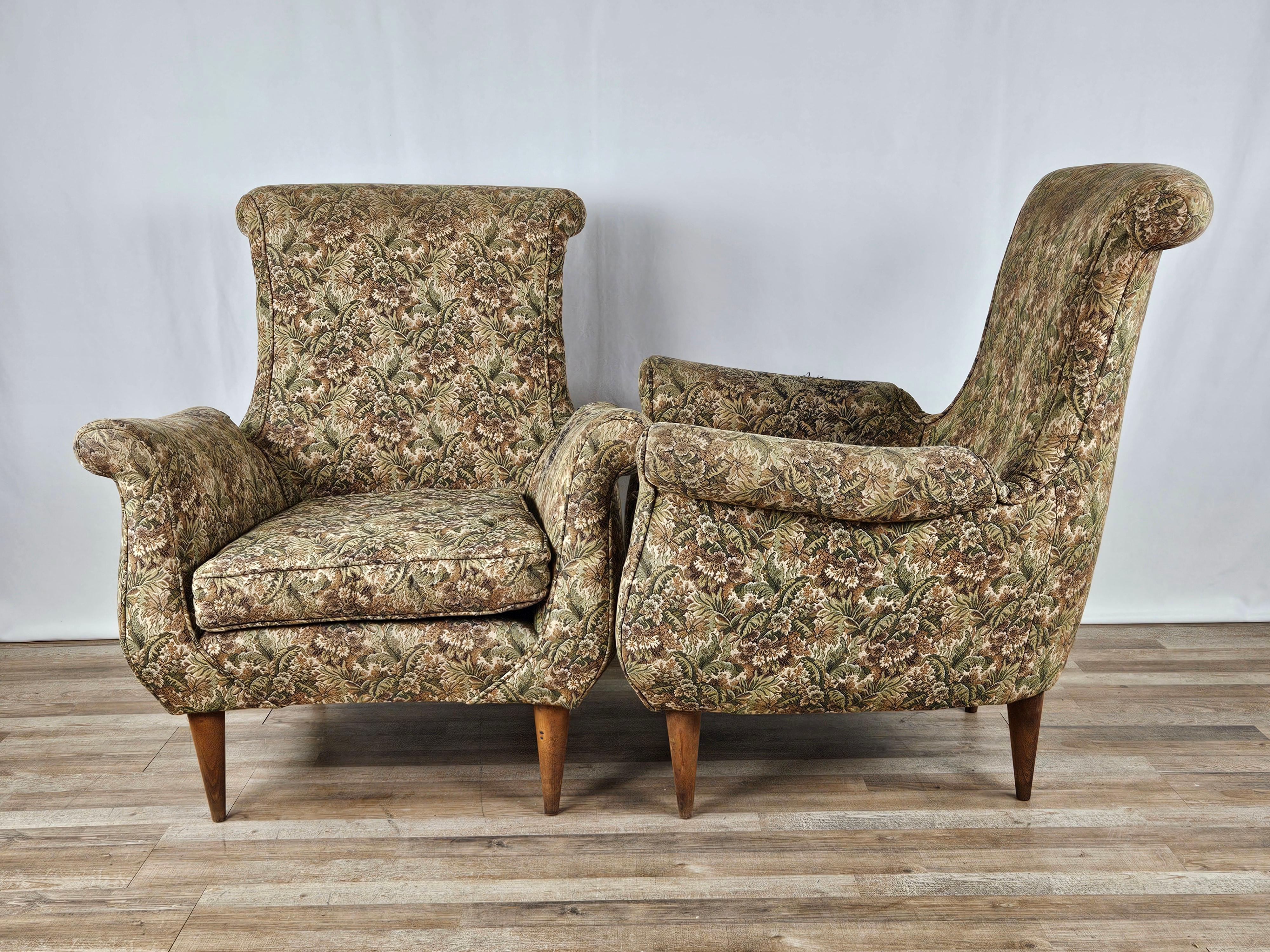 1970s floral fabric armchairs with wooden feet In Good Condition For Sale In Premariacco, IT