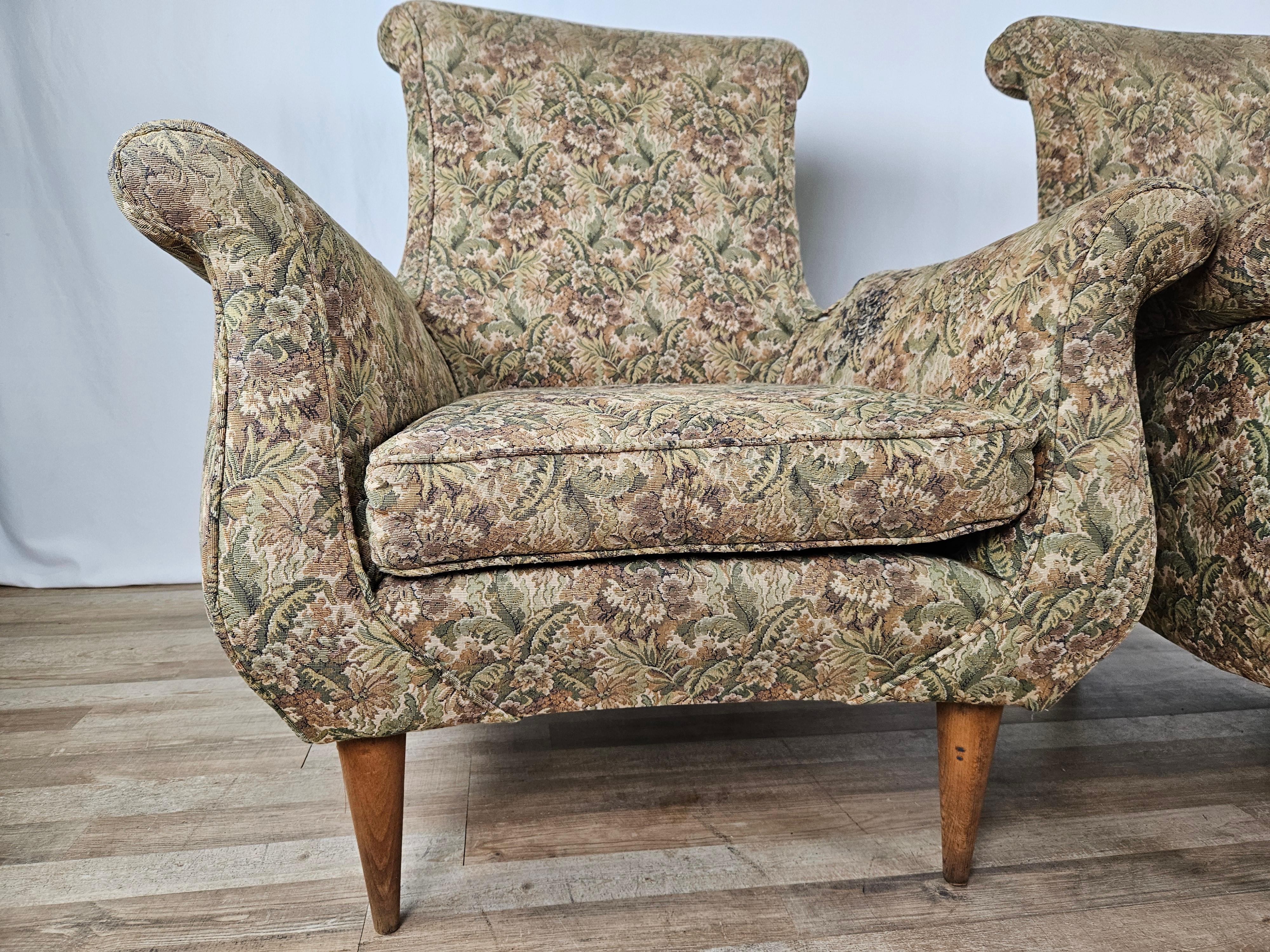 1970s floral fabric armchairs with wooden feet For Sale 2