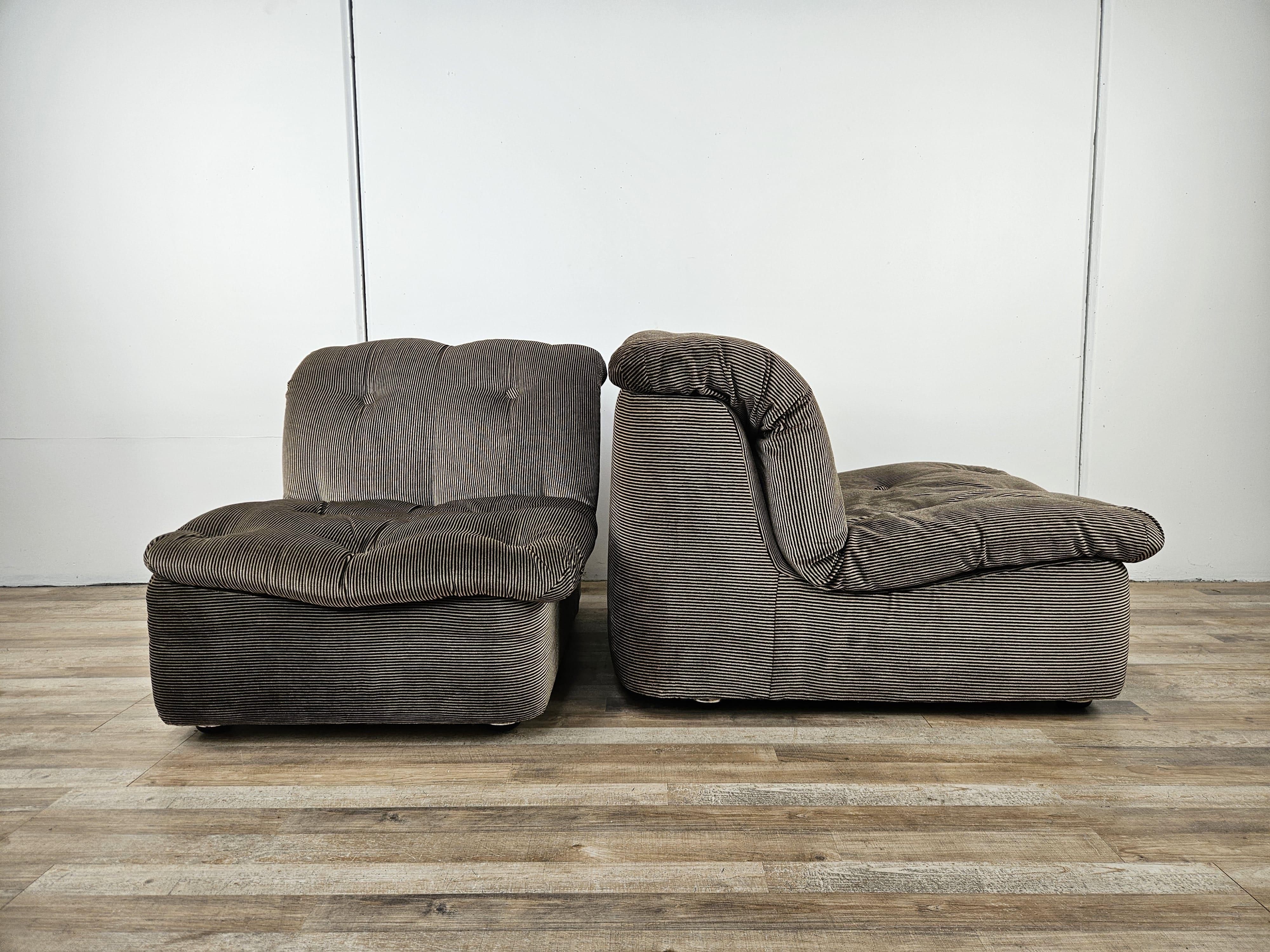 Paire de fauteuils italiens vintage du début des années 1970 entièrement tapissés de tissu rayé avec des pieds en métal et en plastique.

Un design très élégant, raffiné et moderne.

Un total de cinq chaises est disponible, cette annonce se réfère à