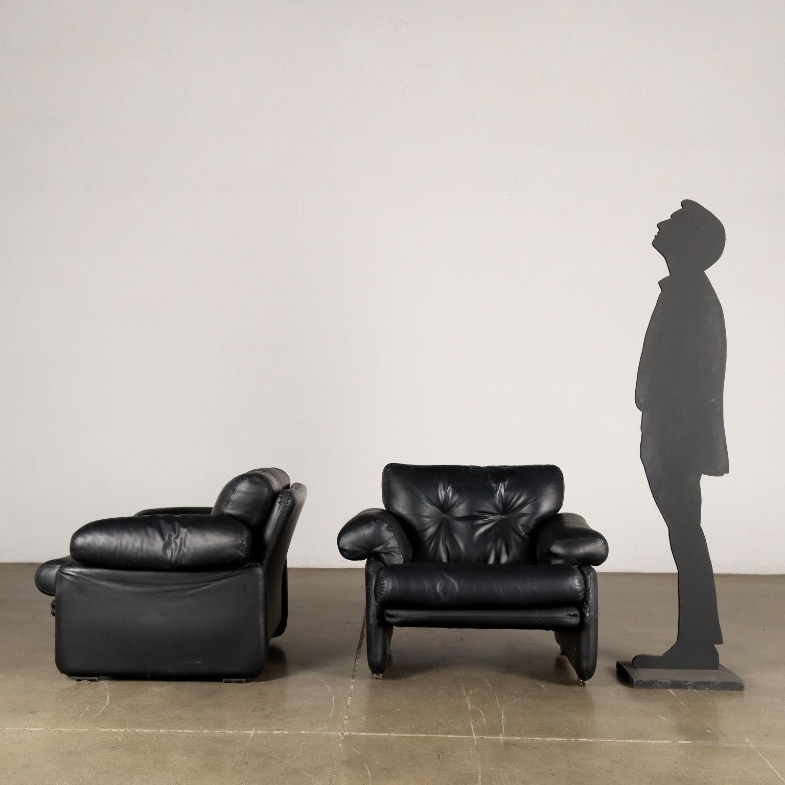 Ikonisches Sesselpaar, entworfen von Herrn und Frau Scarpa in den 1970er Jahren, mit Schaumstoffpolsterung und schwarzem Lederbezug. Ordentlicher Zustand.