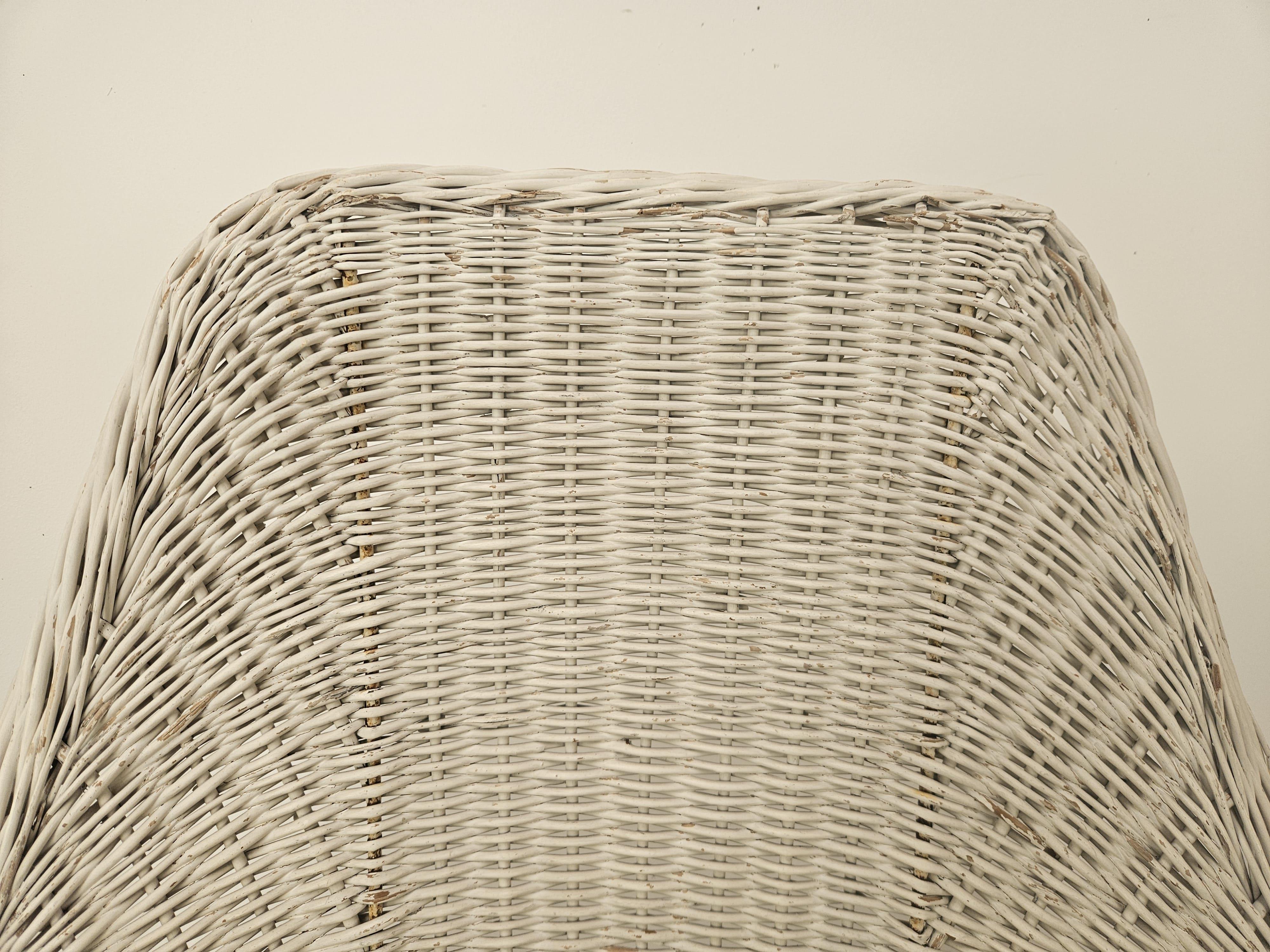Vintage 1970s white wicker outdoor armchairs For Sale 4