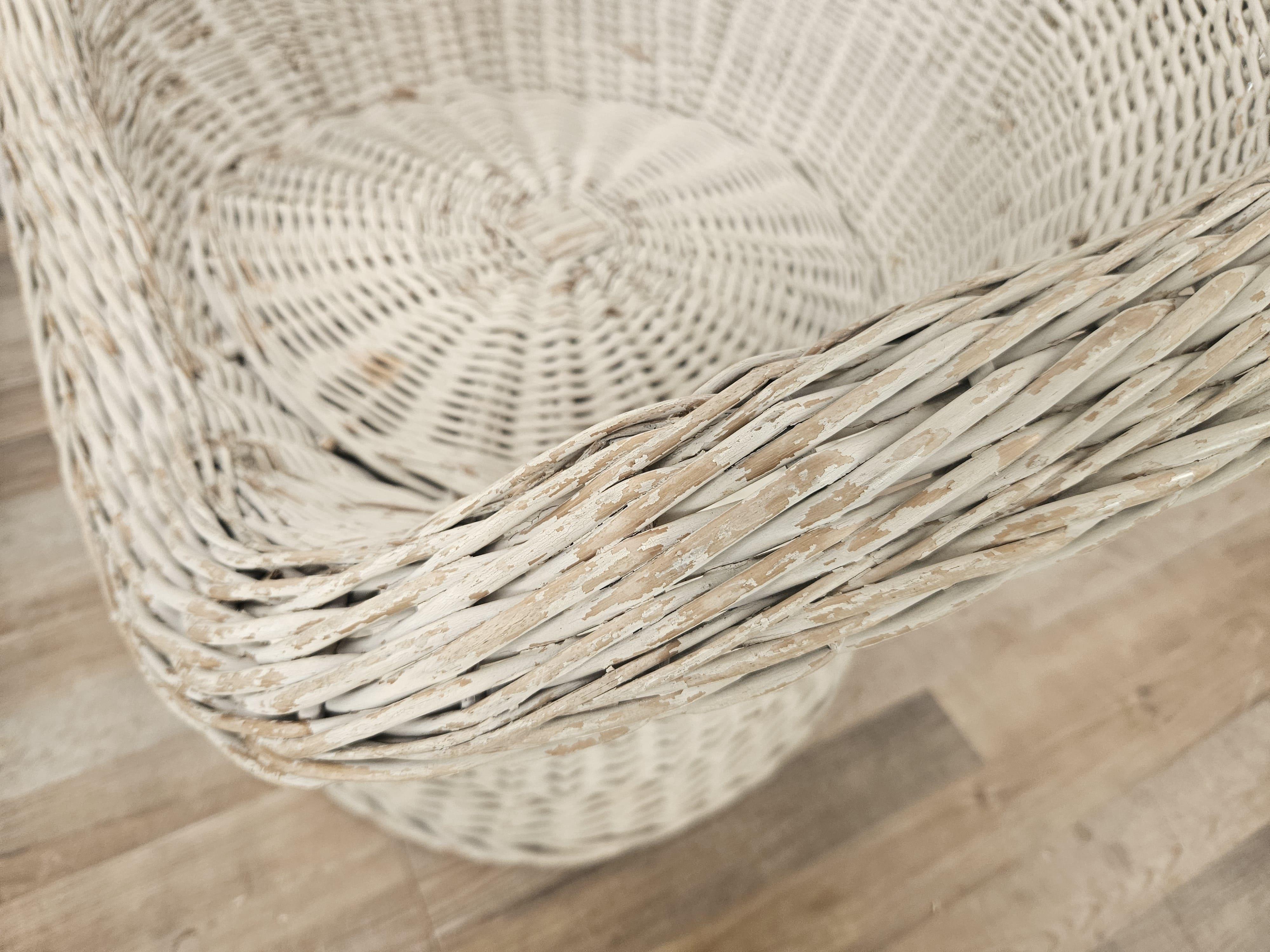 Vintage 1970s white wicker outdoor armchairs For Sale 1
