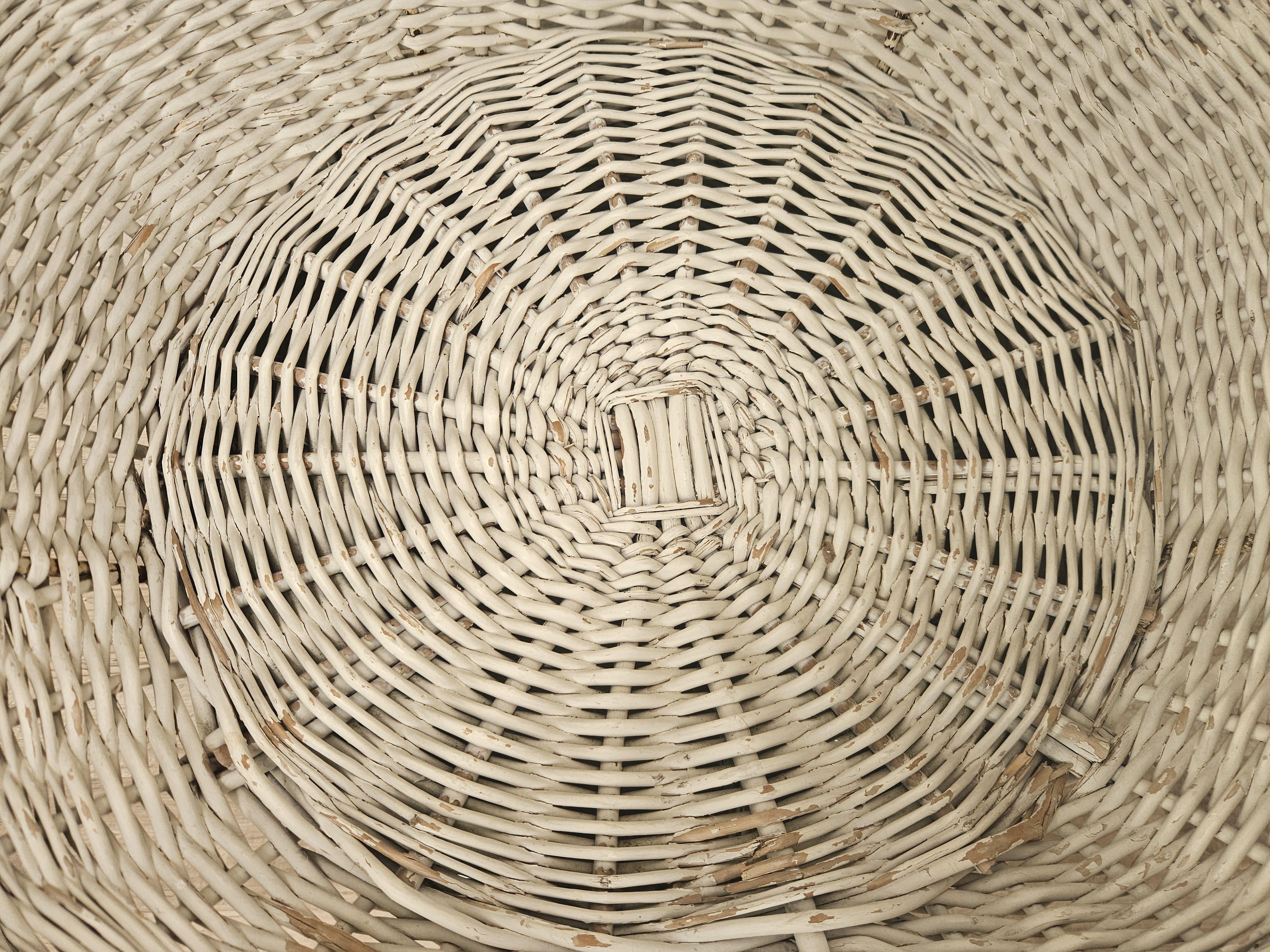 Vintage 1970s white wicker outdoor armchairs For Sale 2